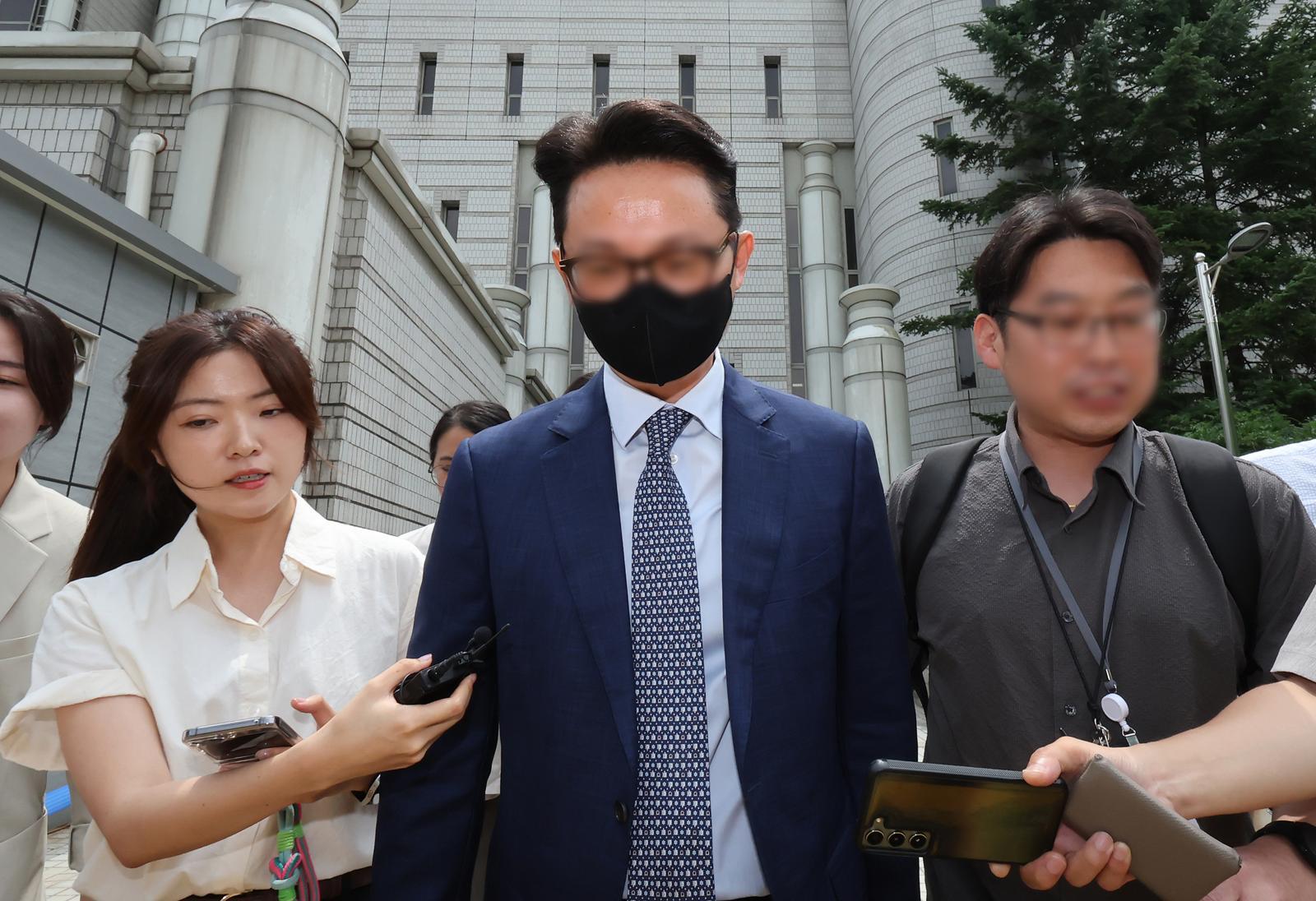 윤석열 전 대통령의 부인 김건희 여사에게 청탁할 목적으로 명품 가방과 목걸이를 전달한 혐의를 받는 전 통일교 세계본부장 윤 씨가 30일 서울 서초구 서울중앙지방법원에서 열린 구속 전 피의자 심문(영장실질심사)를 마친 뒤 법원을 나서고 있다. 2025.7.30/뉴스1