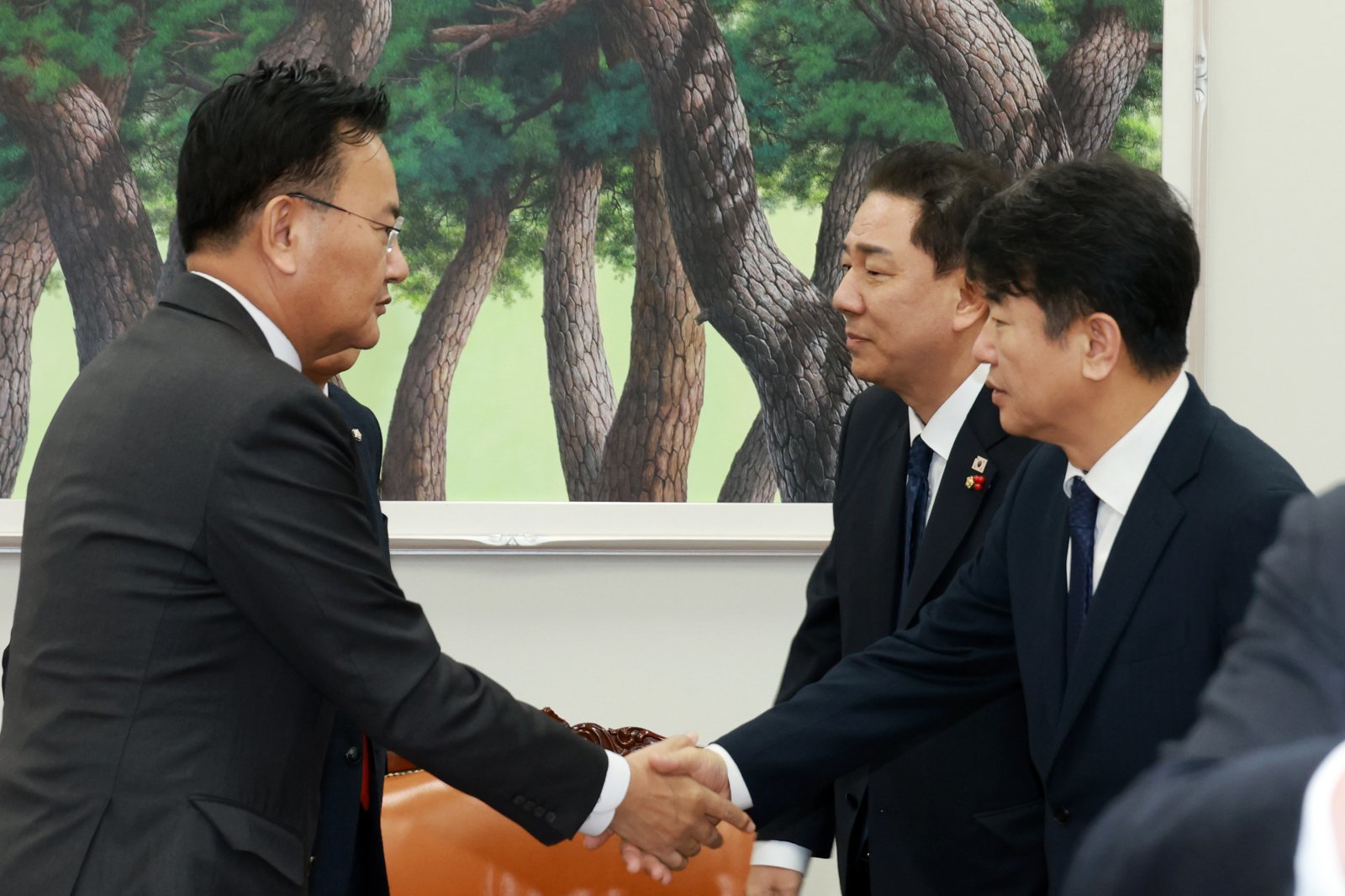 더불어민주당 김병기 원내대표, 문진석 원내수석, 국민의힘 송언석 원내대표, 유상범 원내수석이 10일 서울 여의도 국회 운영위원장실에서 회동하고 있다. 2025.12.10 [서울=뉴시스]