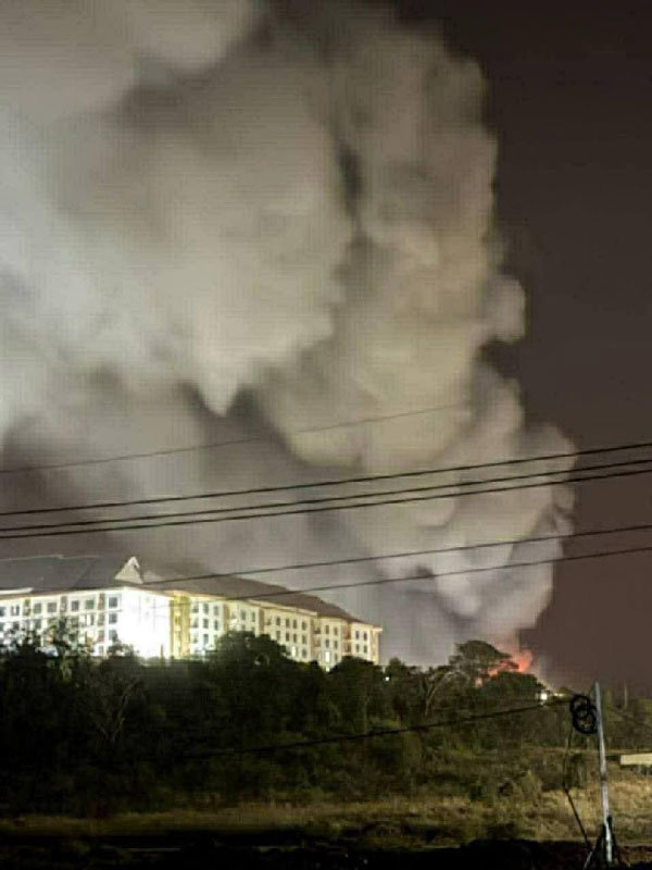 9일 캄보디아 오다르 민체이주에 위치한 카지노 건물이 태국군의 공습으로 불타고 있다. 태국군은 자국과의 국경 지역에 위치한 이 건물이 캄보디아군의 드론 운용과 병력 집결 등을 위한 장소로 사용됐다며 F-16과 JAS-39 그리펜 전투기를 이용해 공습을 감행했다. 사진 출처 X ‘OSINTWarfare’