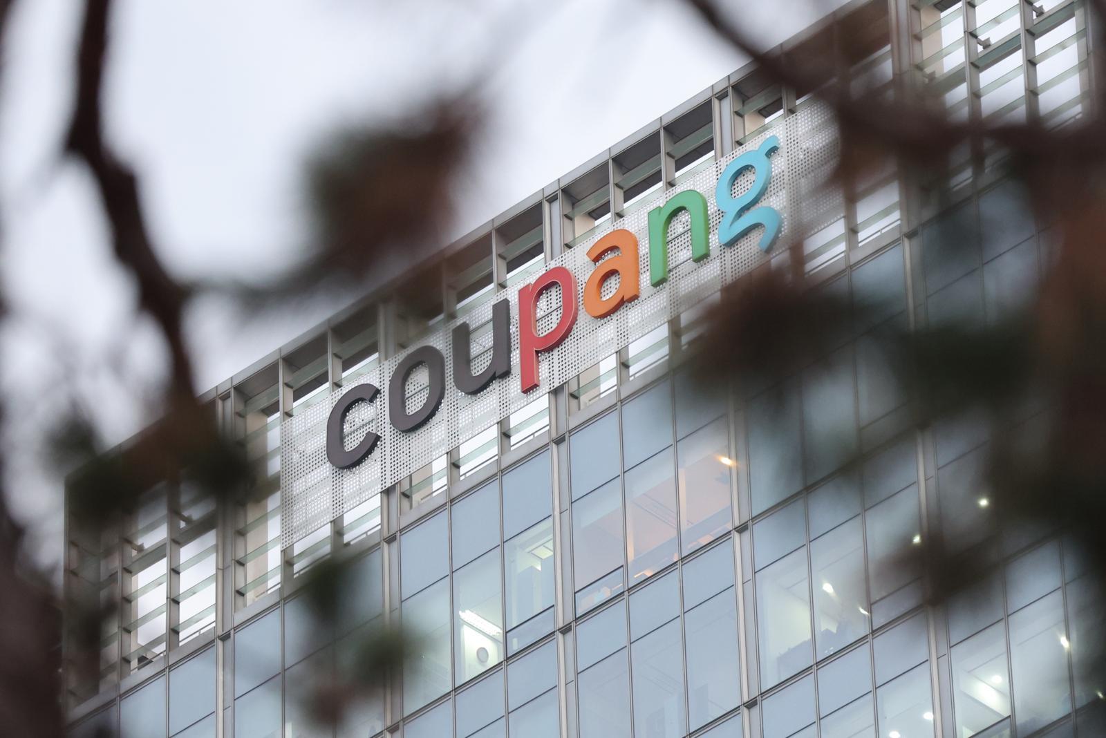 경찰이 쿠팡을 압수수색하고 있는 9일 오후 서울 송파구 쿠팡 본사 인근의 모습.