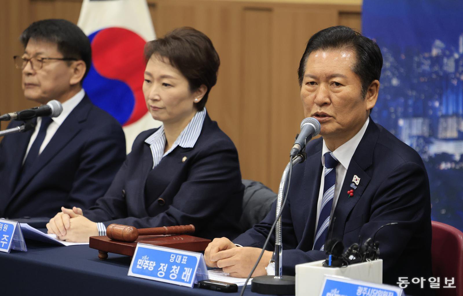 광주서 현장 최고위
더불어민주당 정청래 대표(오른쪽)가 10일 광주 서구 김대중컨벤션센터에서 열린 현장 최고위원회의에서 발언하고 있다. 정 대표는 이날 “독일처럼 1단계 사법적 청산 이후 2단계 경제적 청산 그리고 3단계 문화적 청산까지 흔들림 없이 나가야 한다”고 말했다. 광주=박영철 기자 skyblue@donga.com