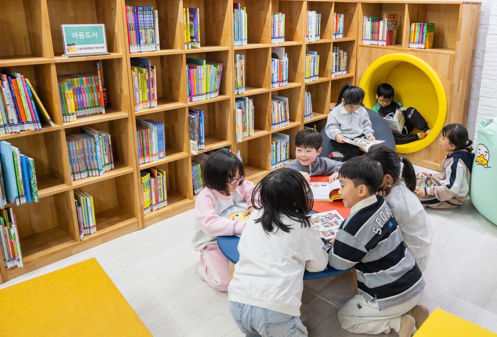 9일 리모델링을 마치고 재개관한 충북 청주시 흥덕구청주시평생학습관 작은도서관에서 어린이들이 책을 읽고 있다.
작은도서관만드는사람들 제공