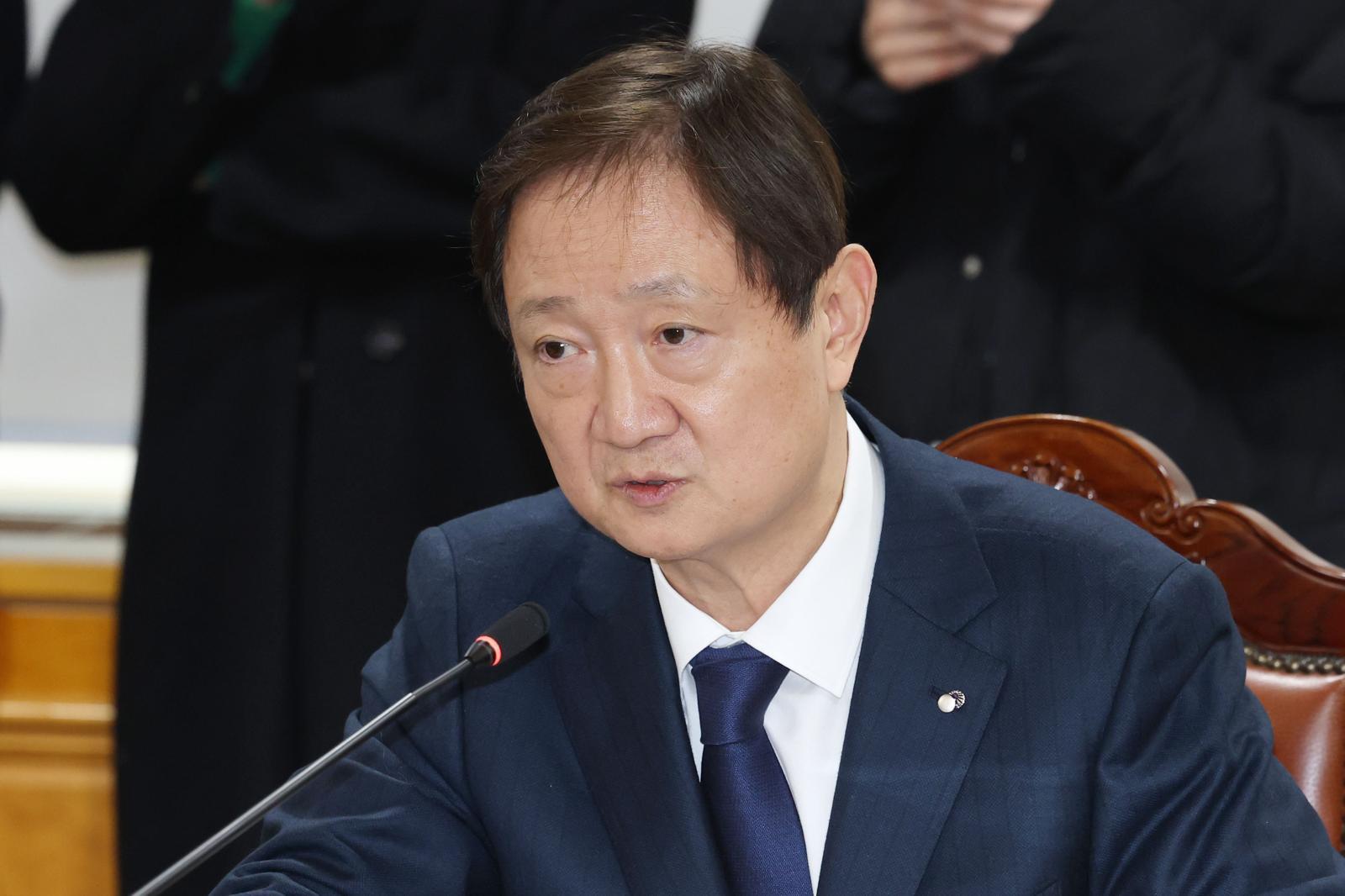 이찬진 금융감독원장이 10일 오후 서울 중구 명동 은행회관에서 열린 금융지주회장들과의 간담회에서 발언하고 있다.  2025.12.10 뉴스1