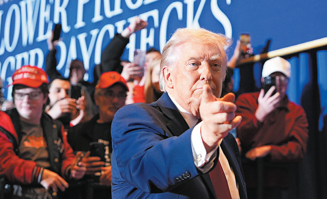 작년 대선 최대 격전지서… 도널드 트럼프 미국 대통령이 9일 펜실베이니아주 마운트포코노에서 연설한 뒤 손가락으로 관중을 가리키고 있다. 고물가 등에 대한 국민 불만을 완화하기 위해 미국 전역을 누비기로 한 그는 첫 행선지로 지난해 대선의 최대 격전지 펜실베이니아주를 골랐다. 현 상황의 책임이 야당 민주당에 있다는 주장도 거듭했다. 마운트포코노=AP 뉴시스