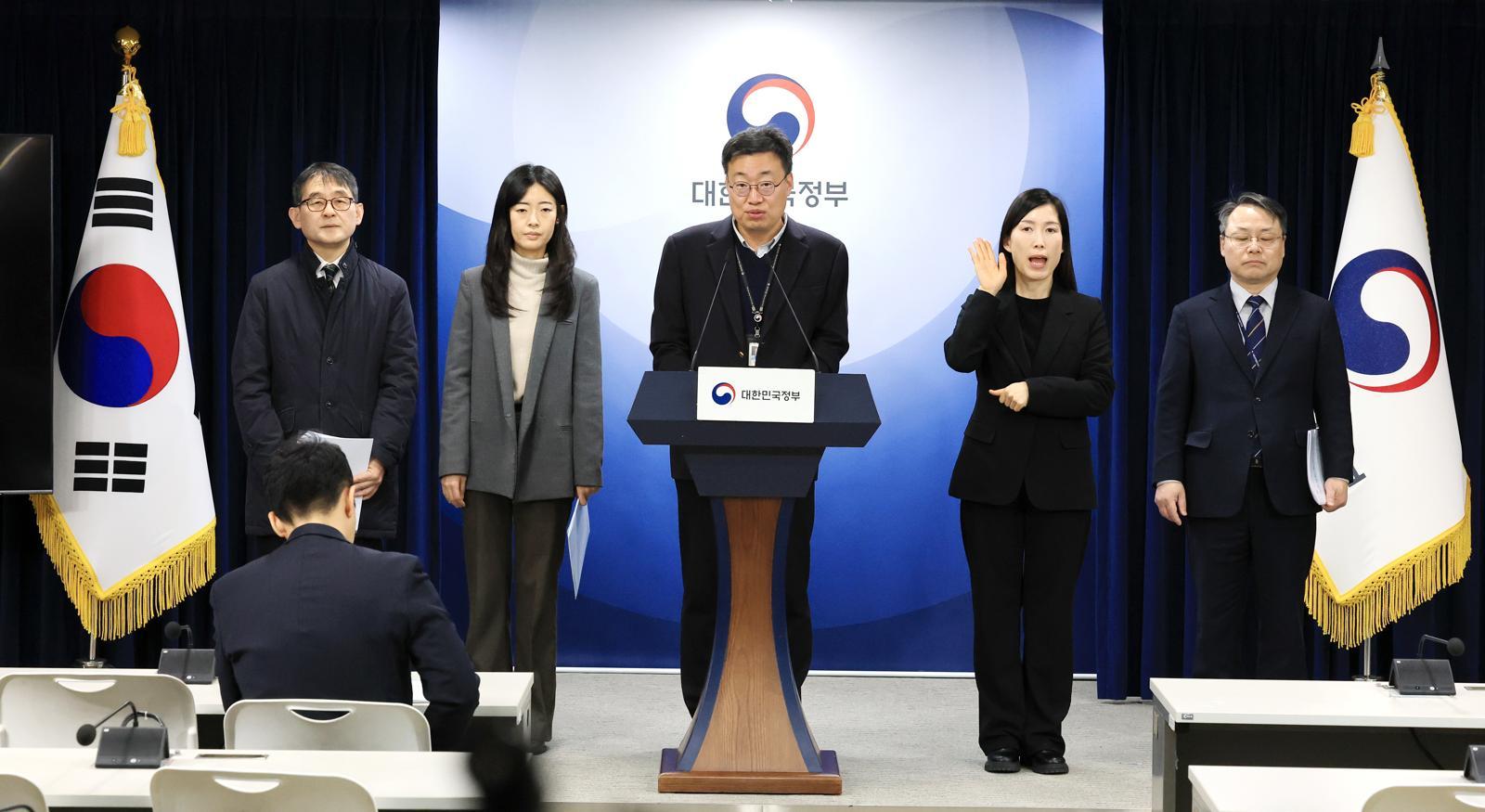 이동훈 국무조정실 재정금융정책관이 지난 9일 서울 종로구 정부서울청사에서 AI 등 활용 허위·과장 광고 대응 방안을 발표하고 있다. 2025.12.10 뉴스1