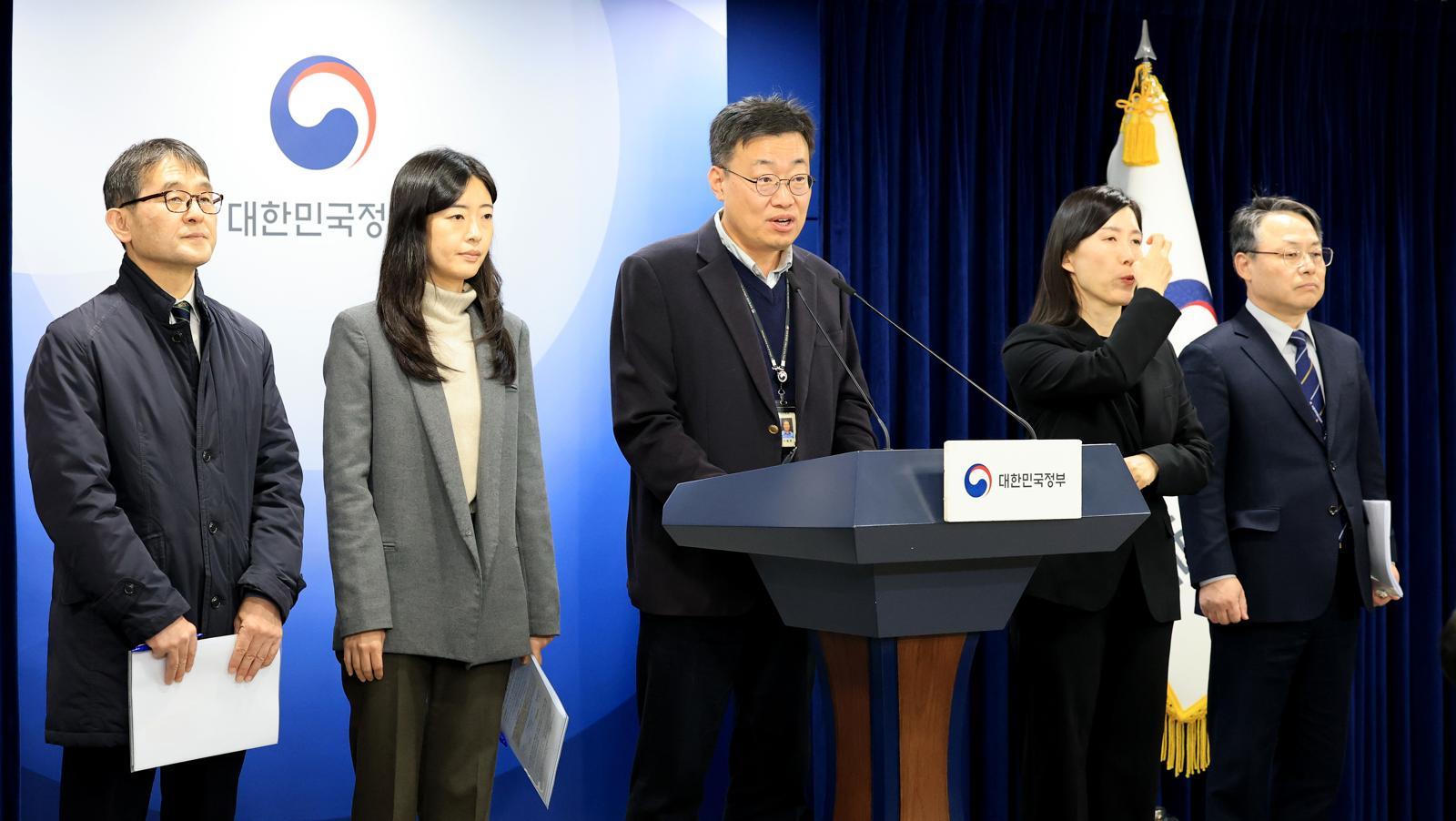 이동훈 국무조정실 재정금융정책관이 지난 9일 서울 종로구 정부서울청사에서 AI 등 활용 허위·과장 광고 대응 방안을 발표하고 있다. 2025.12.10 뉴스1