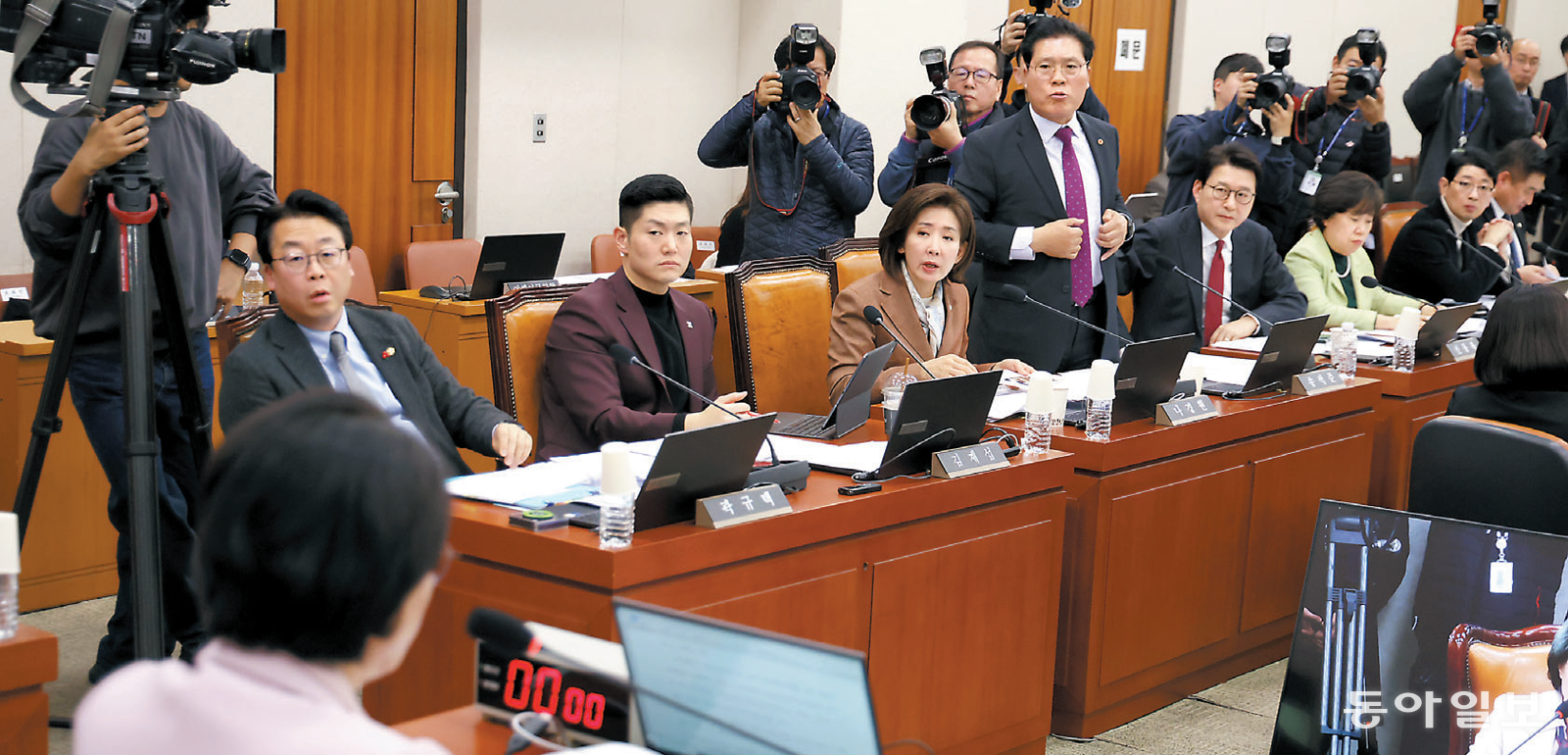 10일 서울 여의도 국회에서 열린 법제사법위원회 전체회의에서 국민의힘 의원들이 더불어민주당 소속 추미애 법사위원장에게 항의하고 있다. 여야는 전날 우원식 국회의장이 국민의힘 나경원 의원의 필리버스터를 중단시켰던 것을 두고 공방을 벌였다. 나 의원이 “의제와 관계없이 어떠한 토론도 했던 게 관행”이라고 하자 민주당 김용민 의원은 “나 의원의 필리버스터는 정말 온 국민이 볼 때 창피했다”고 반박했다. 박형기 기자 oneshot@donga.com