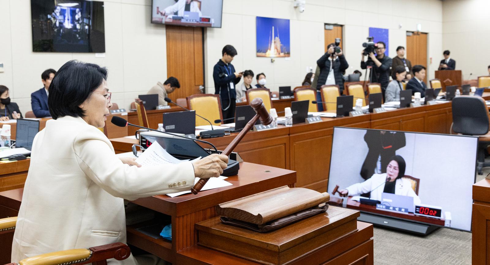 10일 서울 여의도 국회에서 열린 제430회국회(임시회) 과학기술정보방송통신위원회 제1차 전체회의에서 최민희 위원장이 국민의힘 위원들이 퇴장한 가운데 정보통신망법 일부 개정안을 의결하고 있다. 2025.12.10 뉴스1