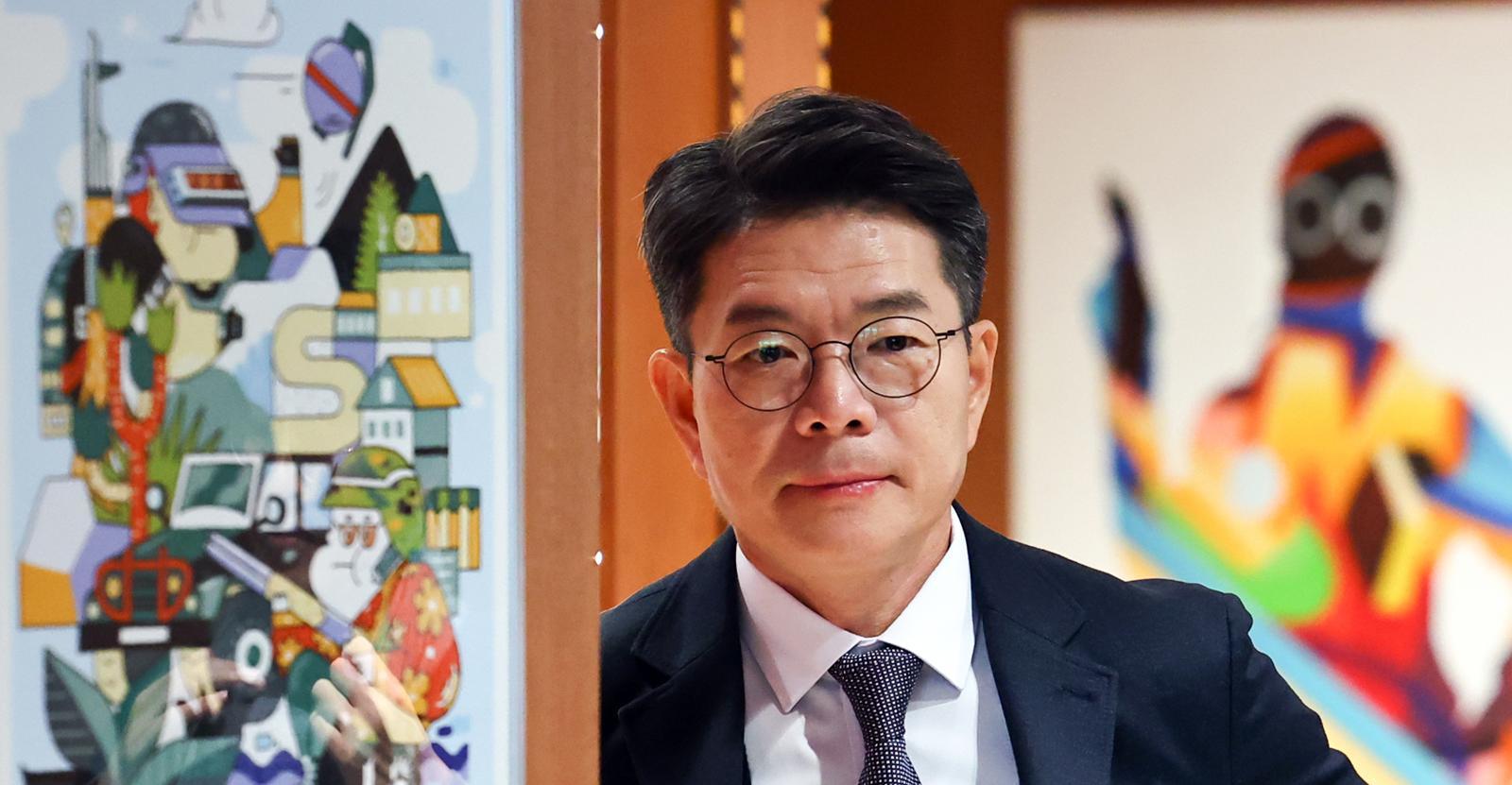 정원오 성동구청장이 10일 서울 성동구 펍지성수 라운지에서 열린 성수동 책 관련 기자간담회에 입장하며 기자들을 바라보고 있다. 2025.12.10 뉴시스