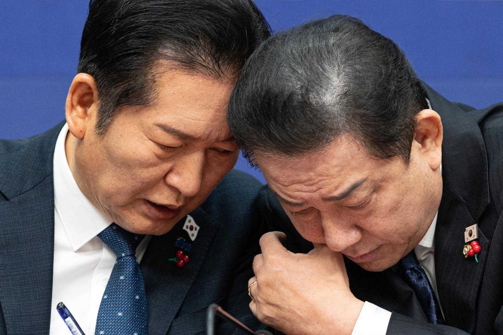 정청래 더불어민주당 대표와 김병기 원내대표가 5일 서울 여의도 국회에서 열린 최고위원회의에서 대화하고 있다. 2025.12.5 뉴스1