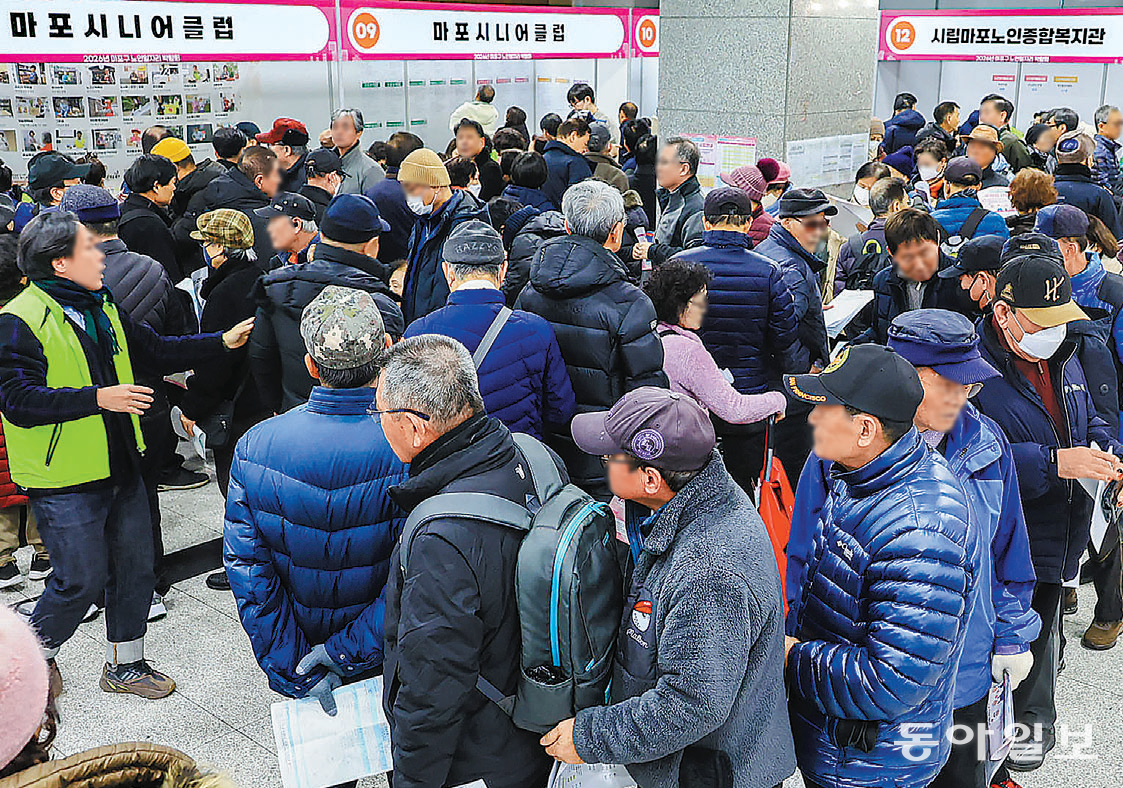 고령층 고용은 늘고 10일 마포구청에서 열린 ‘2026년 마포구 노인일자리 박람회’에서는 구직자들이 긴 줄을 서 있다. 지난달 청년층(15∼29세) 취업자 수가 줄며 37개월 연속 감소세를 보이자 ‘청년 고용 한파’ 장기화에 대한 우려가 커지고 있다. 전영한 기자 scoopjyh@donga.com