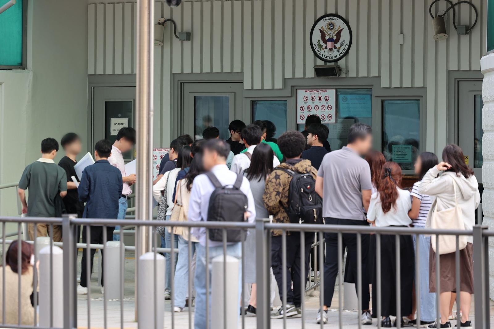 22일 오전 서울 종로구 주한미국대사관 앞에서 시민들이 미국 비자심사를 받기 위해 줄 서 있다. 미국이 최근 전문직 비자인 H-1B 비자 수수료를 10만 달러(약 1억 4,000만 원)로 인상한데 이어 오는 30일부터는 전자여행허가(ESTA) 수수료를 40달러(약 5만 6,000원)로 기존 수수료보다 약 2배 인상한다. 2025.09.18 뉴시스