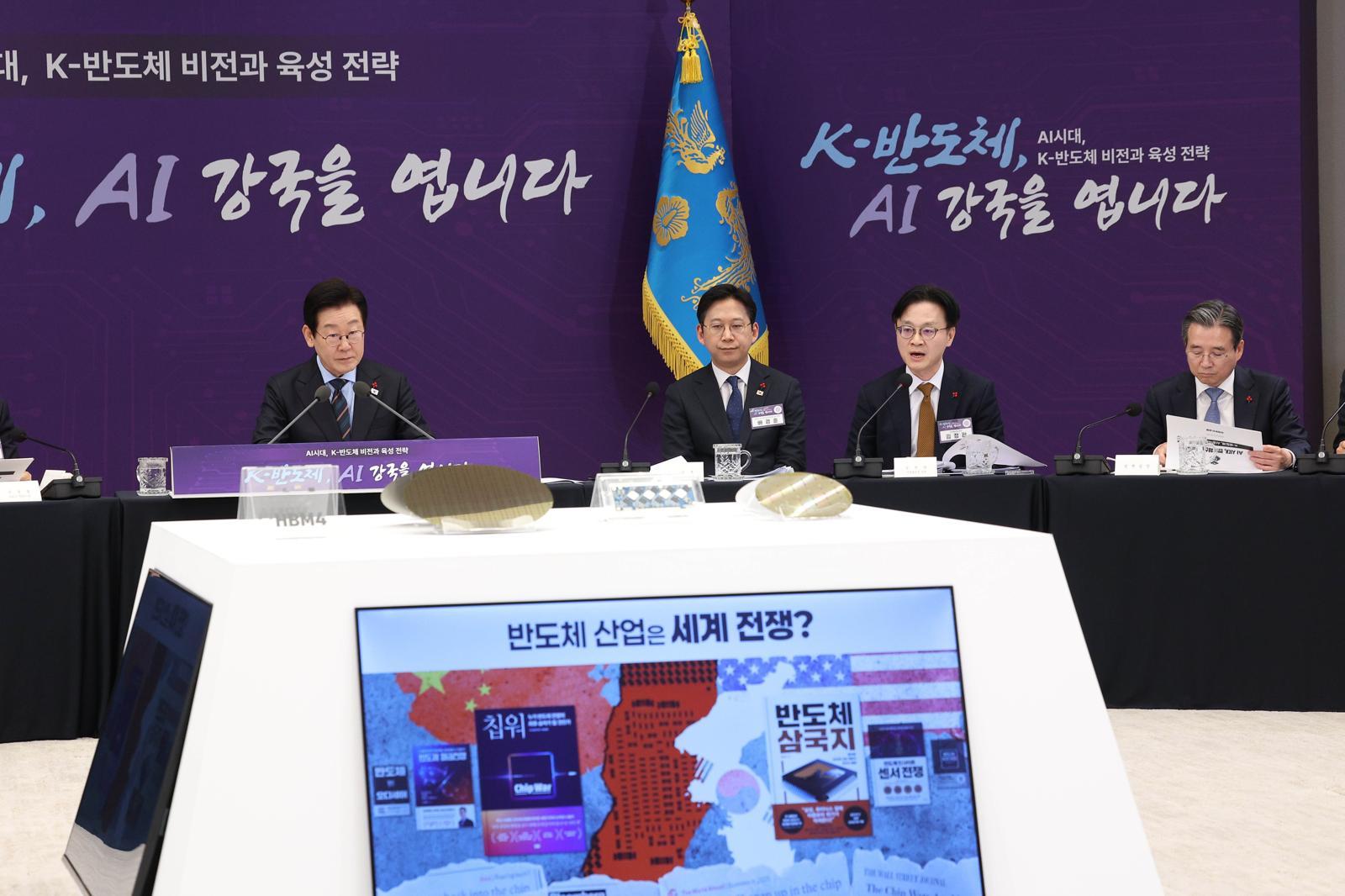 김정관 산업통상부 장관이 10일 용산 대통령실에서 열린 K-반도체 육성전략 보고회에서 발언을 하고 있다. 2025.12.10 대통령실사진기자단