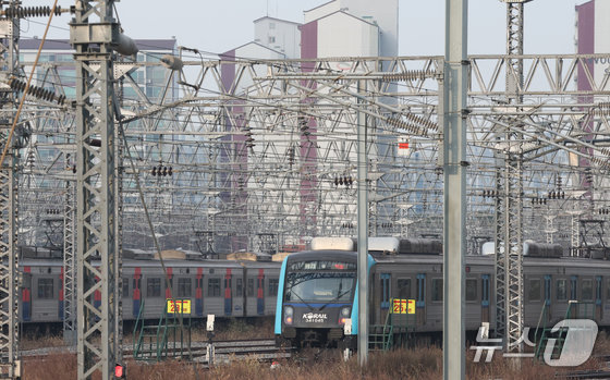 전국철도노동조합이 예고한 무기한 총파업이 하루 앞으로 다가온 10일 경기 오산시 수도권 전철 1호선 서동탄역에 전동차가 세워져 있다. 2025.12.10 뉴스1
