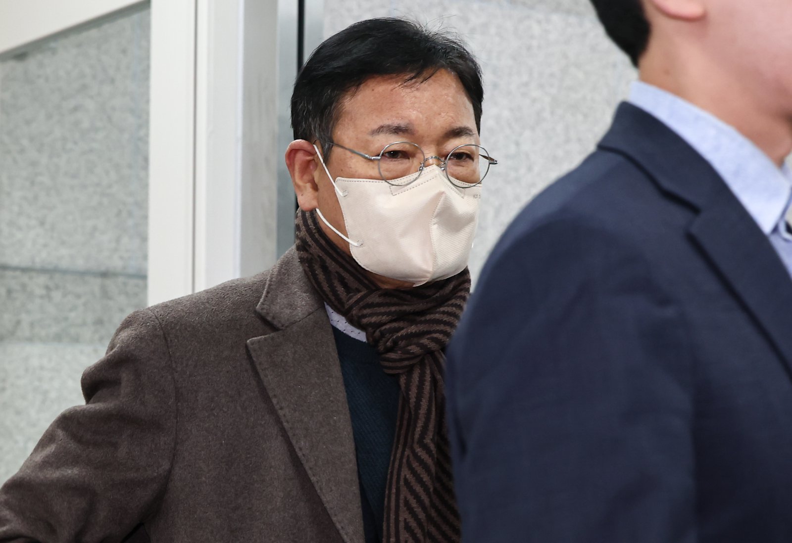 ‘쌍방울 대북 송금 사건’을 수사하는 과정에서 진술 회유가 있었다는 의혹을 받는 안부수 아태평화교류협회장이 10일 서울 서초구 중앙지방법원에서 열린 구속 전 피의자 심문(영장실질심사)에 출석하고 있다. 2025.12.10 뉴스1