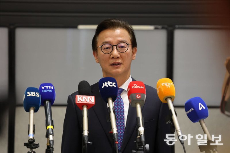 전재수 해양수산부 장관이 11일 오전 미국에서 귀국한 뒤 인천공항에서 기자들의 질문에 답하고 있다. 인천=이한결 기자 always@donga.com