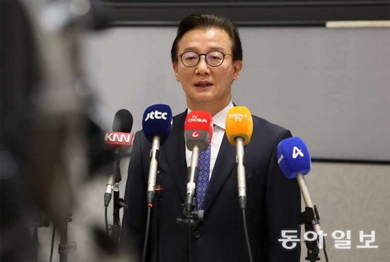 전재수 해양수산부 장관이 11일 오전 미국에서 귀국한 뒤 인천공항에서 기자들의 질문에 답하고 있다. 인천=이한결 기자 always@donga.com