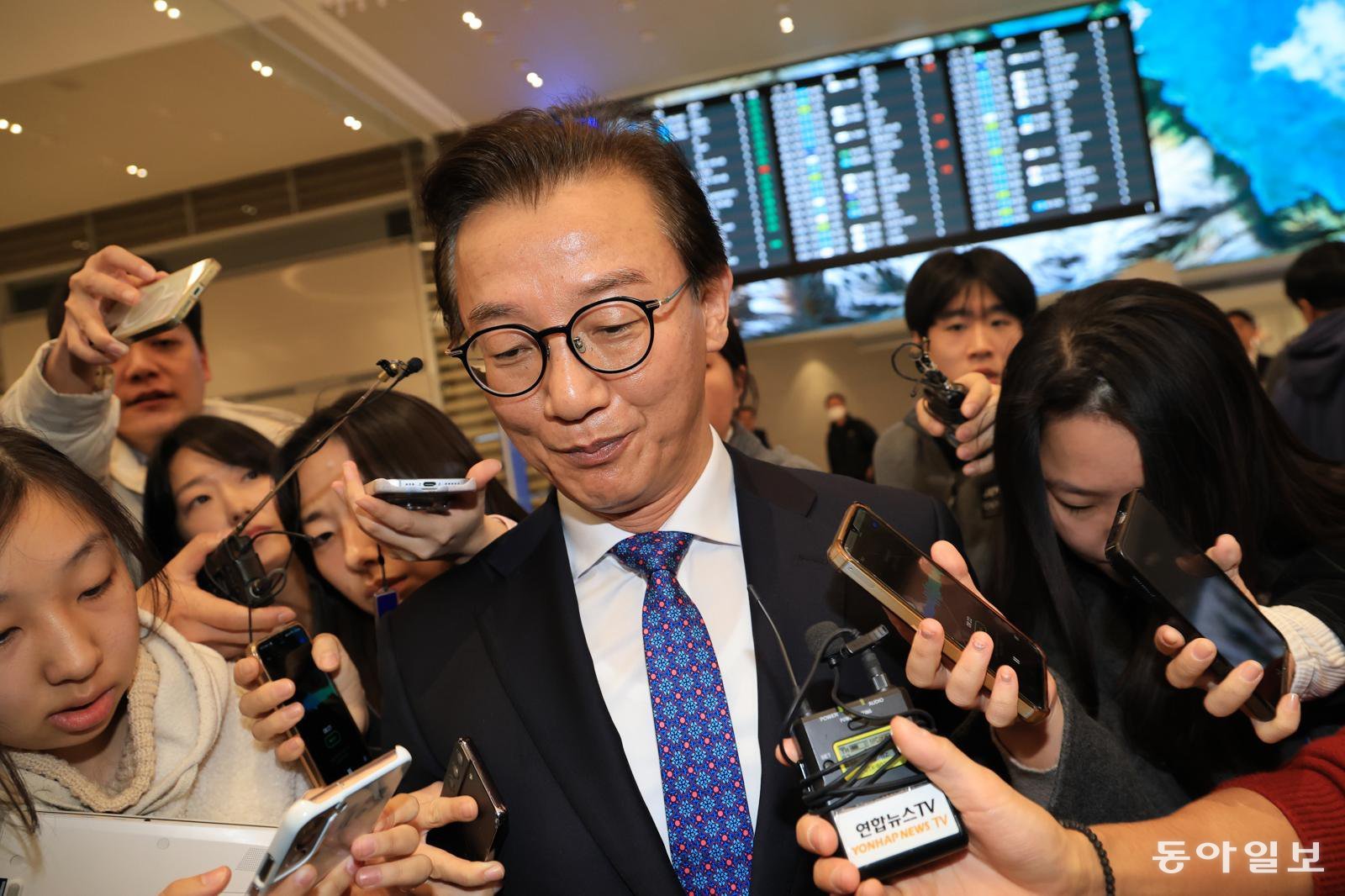 통일교로부터 금품을 수수했다는 의혹이 제기된 전재수 해양수산부 장관이 11일 오전 ‘UN해양총회’ 유치 활동을 마친 후 인천국제공항 제2여객터미널을 통해 귀국한 후 입장을 밝힌 뒤 나서고 있다. 윤영호 전 통일교 세계본부장은 지난 2018년에서 2020년 당시 전재수 의원에게 수천만원이 담긴 현금 상자와 명품 시계 2점을 전달했다고 김건희 국정농단 특검에 진술한 것으로 알려졌다. 전 장관은 사의를 밝혔다. 이한결 기자 always@donga.com