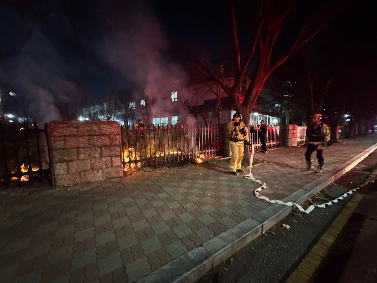 9일 오후 8시 10분경 국회의사당 담장에서 방화로 추정되는 화재가 발생했다. 2025.12.10. (사진. 영등포소방서 제공)