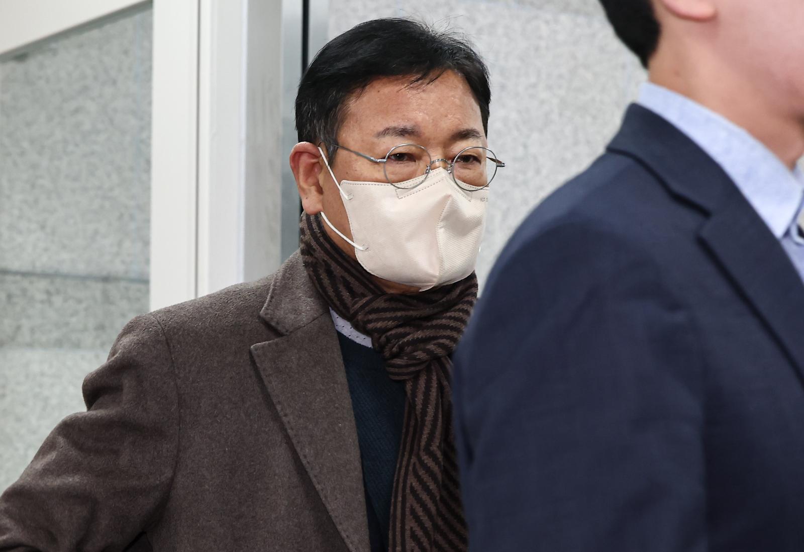 ‘쌍방울 대북 송금 사건’을 수사하는 과정에서 진술 회유가 있었다는 의혹을 받는 안부수 아태평화교류협회장이 10일 서울 서초구 중앙지방법원에서 열린 구속 전 피의자 심문(영장실질심사)에 출석하고 있다. 2025.12.10/뉴스1