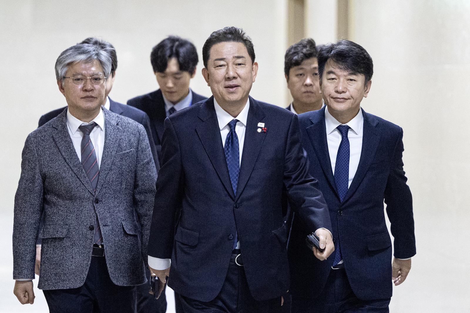 김병기 더불어민주당 원내대표와 문진석 원내수석이 10일 여의도 국회에서 송언석 국민의힘 원내대표, 유상범 원내수석과 비공개 회동을 위해 운영위원장실로 향하고 있다. 2025.12.10/뉴스1