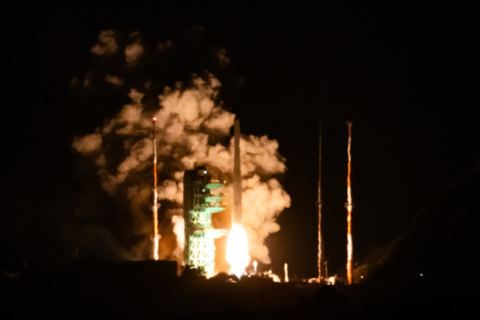 한국형 발사체 누리호가 27일 새벽 전남 고흥군 나로우주센터에서 발사되고 있다.   민간 기업인 한화에어로스페이스가 기술 이전을 통해 발사체 제작 전 과정을 주관한 누리호 4호기는 오로라·대기광 관측과 우주 자기장·플라스마 측정 등을 위한 위성 13기가 탑재됐다. 2025.11.27 뉴시스