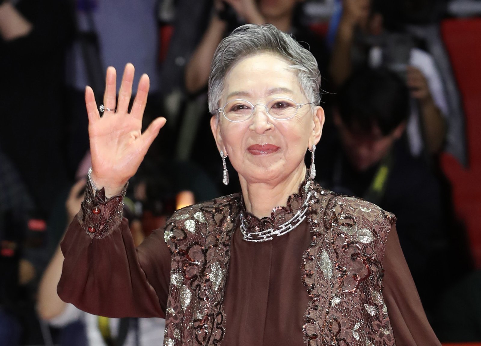 원로 영화배우 김지미(본명 김명자)씨가 미국 LA에서 항년 85세를 일기로 별세했다. 사진은 2019년 10월 제24회 부산국제영화제 개막식에서 인사하는 배우 김지미. 2025.12.10 뉴스1 DB