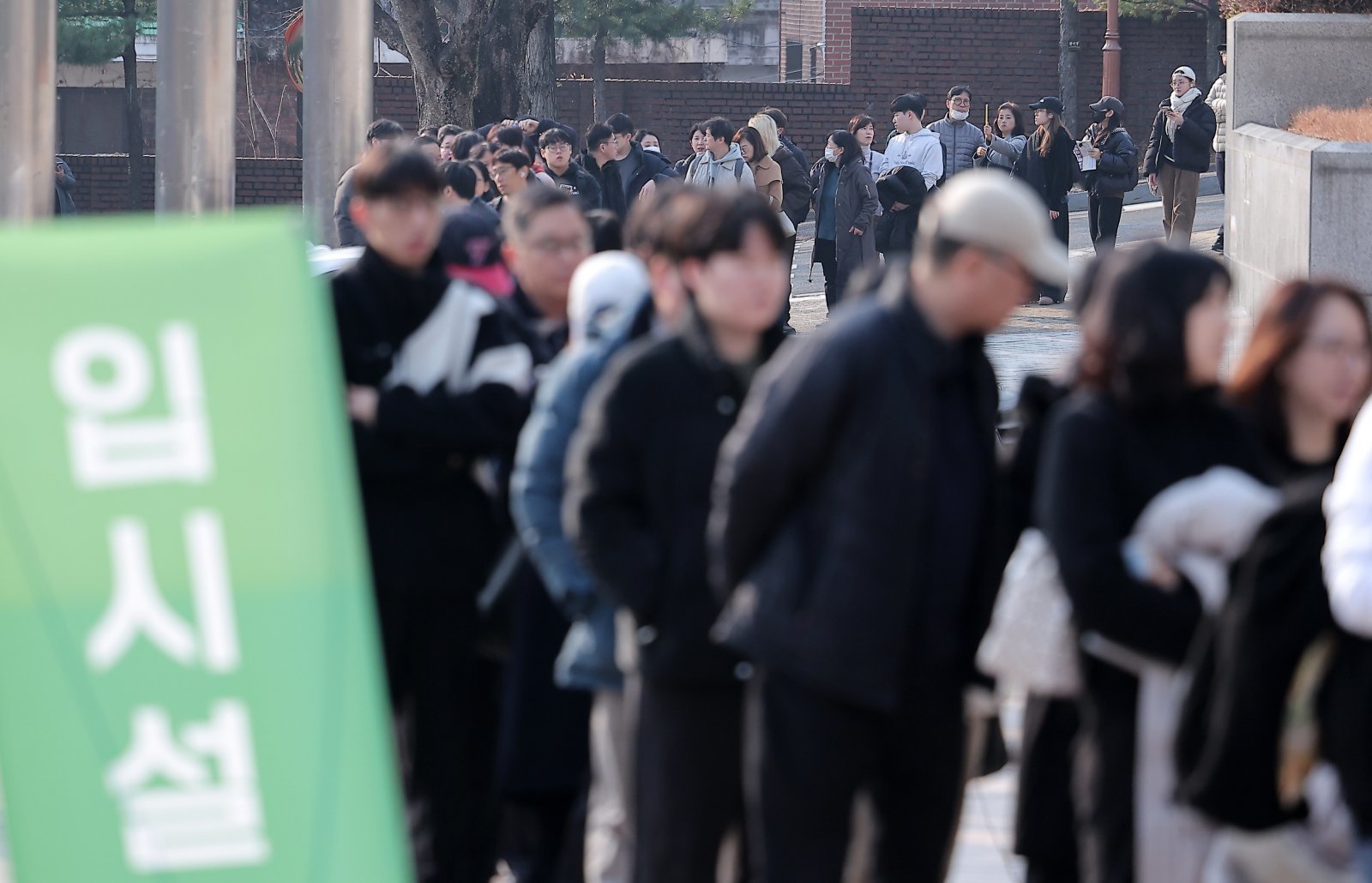 7일 서울 종로구 성균관대학교 600주년 기념관 천년홀에서 열린 종로학원 2026 정시 합격 가능선 예측 및 지원전략 설명회를 찾은 수험생과 학부모들이 입장을 기다리고 있다. 2025.12.7/뉴스1