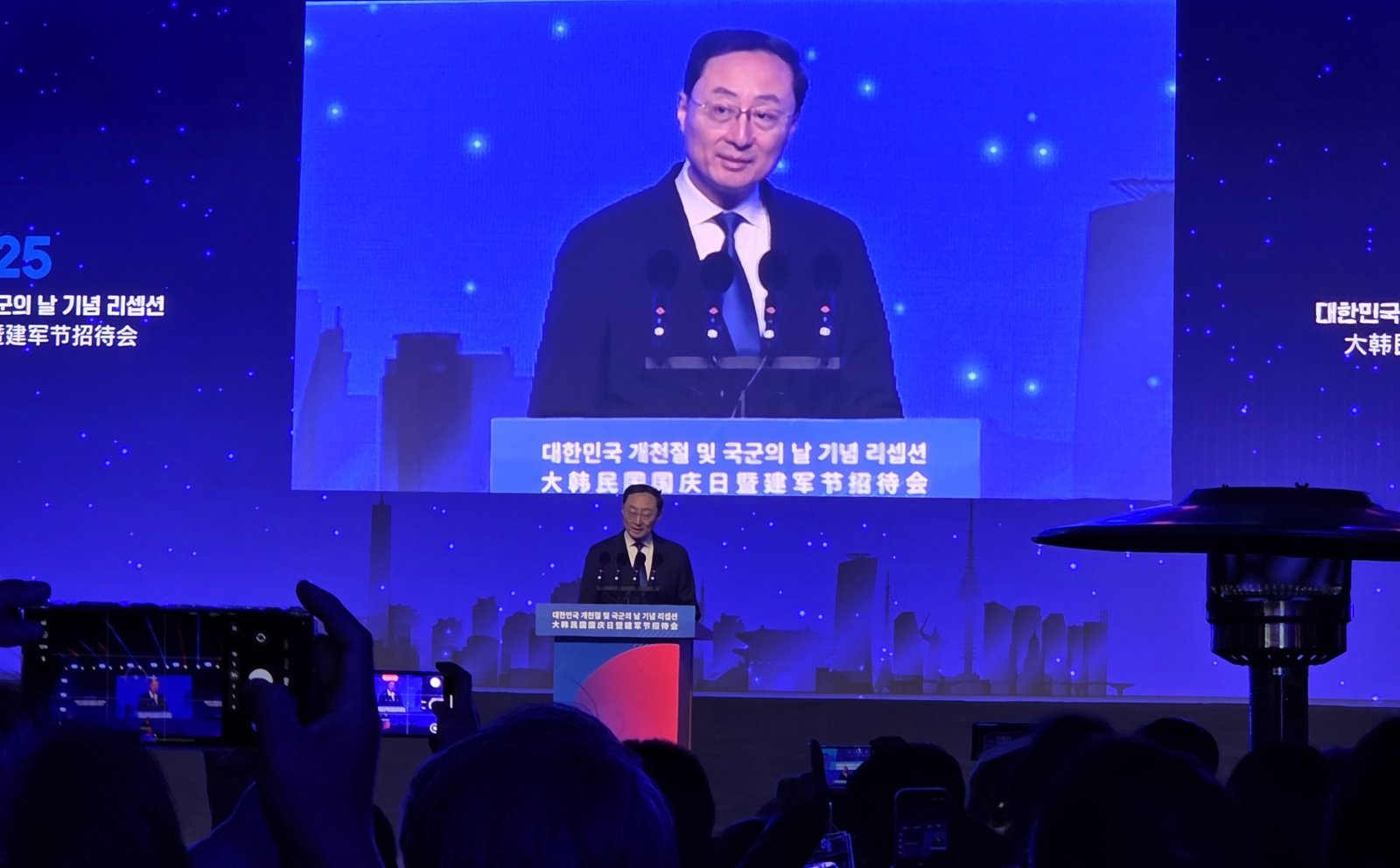 쑨웨이둥 중국 외교부 부부장(차관)이 11월 6일 오후 베이징 주중국대사관저에서 열린 개천절·국군의날 리셉션에 참석해 축사를 하고 있다. 2025.11.06 베이징=뉴시스