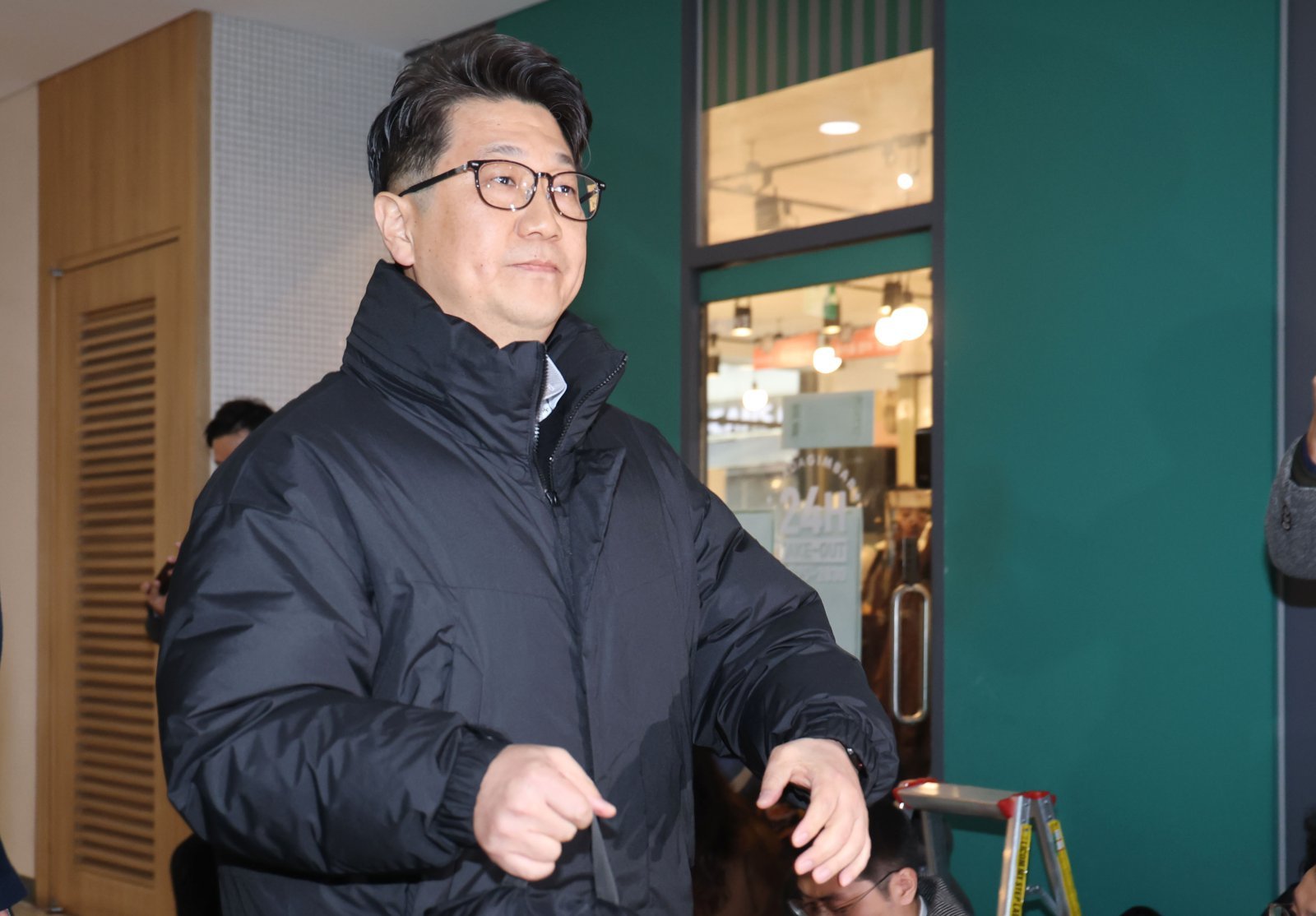 쿠팡 일용직 노동자 퇴직금 미지급 사건 수사 과정에서 외압이 있었다고 폭로한 문지석 검사가 11일 오전 서울 서초구 안권섭 특별검사팀 사무실에 참고인 신분으로 출석하고 있다.   2025.12.11/뉴스1