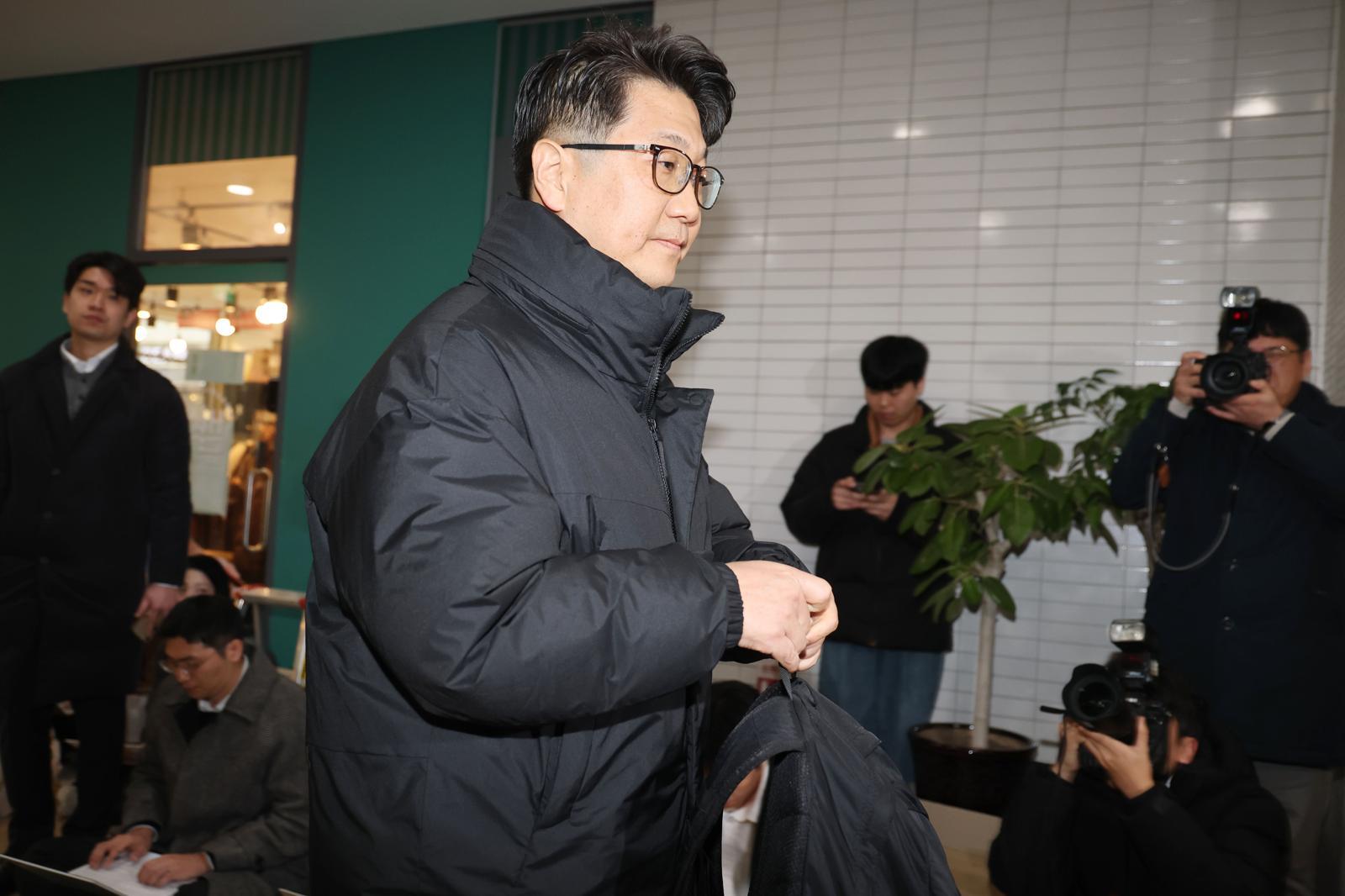 쿠팡 일용직 노동자 퇴직금 미지급 사건 수사 과정에서 외압이 있었다고 폭로한 문지석 검사가 11일 오전 서울 서초구 안권섭 특별검사팀 사무실에 참고인 신분으로 출석하고 있다.   2025.12.11/뉴스1