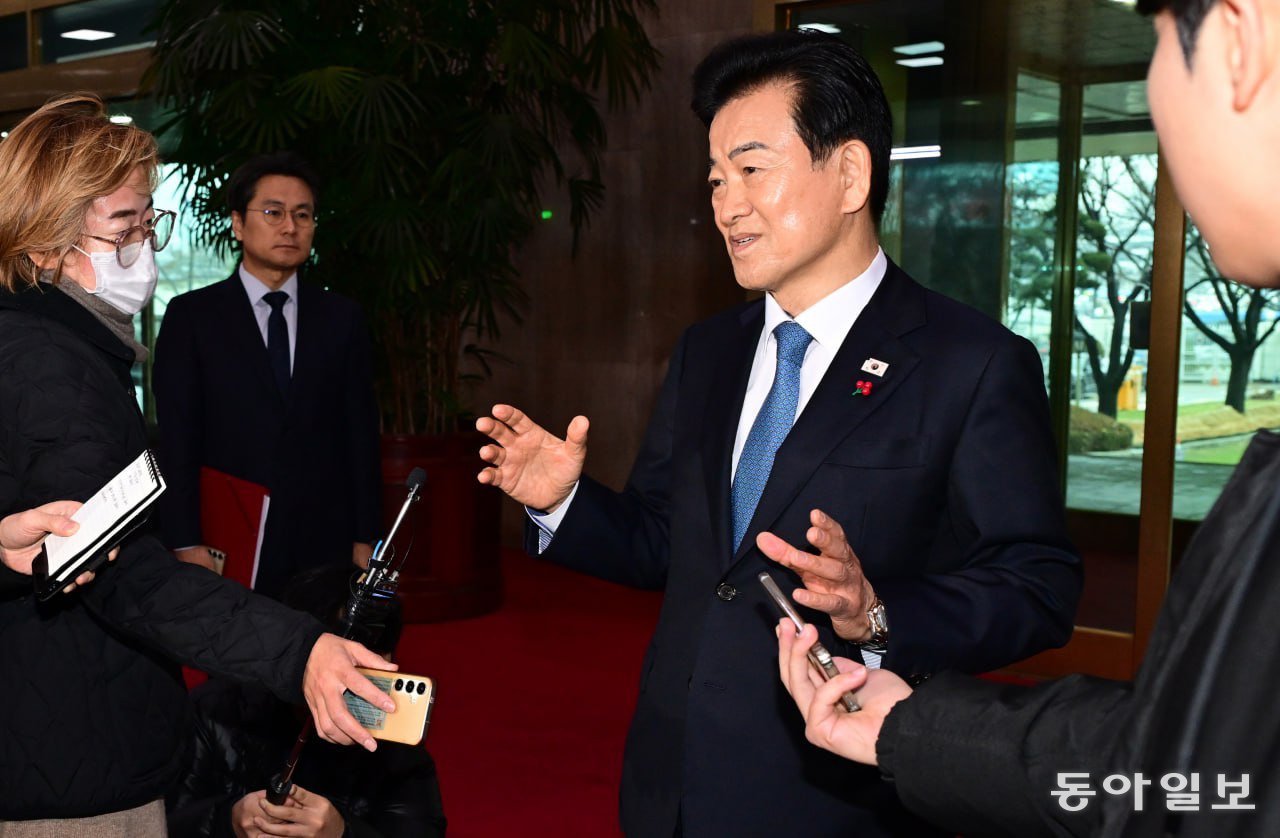 통일교 금품수수 의혹 당사자로 지목된 정동영 통일부 장관이 11일 오전 서울 종로구 정부서울청사로 출근하며 취재진의 질문에 답변하고 있다. 변영욱 기자 cut@donga.com