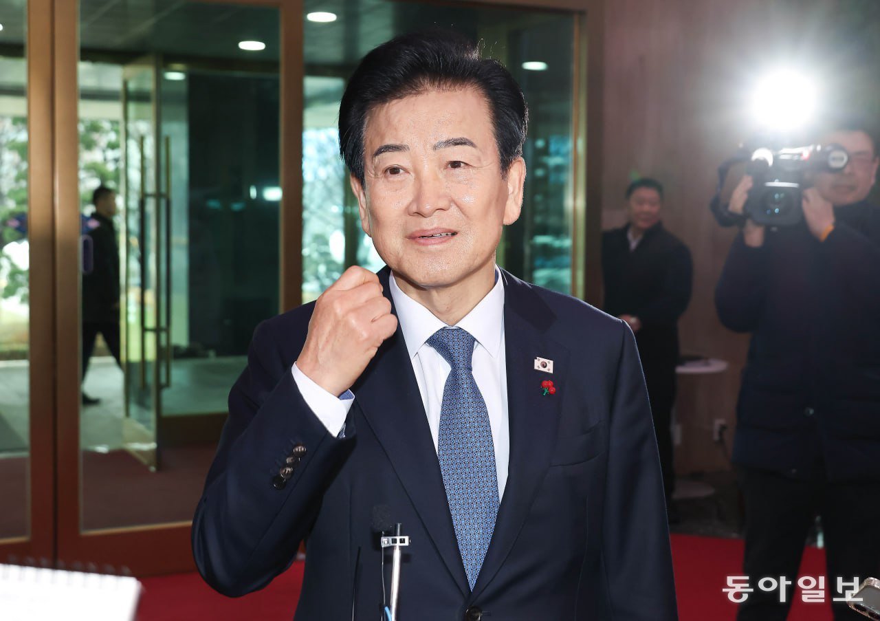 통일교 금품수수 의혹 당사자로 지목된 정동영 통일부 장관이 11일 오전 서울 종로구 정부서울청사로 출근하며 취재진의 질문에 답변하고 있다. 변영욱 기자 cut@donga.com