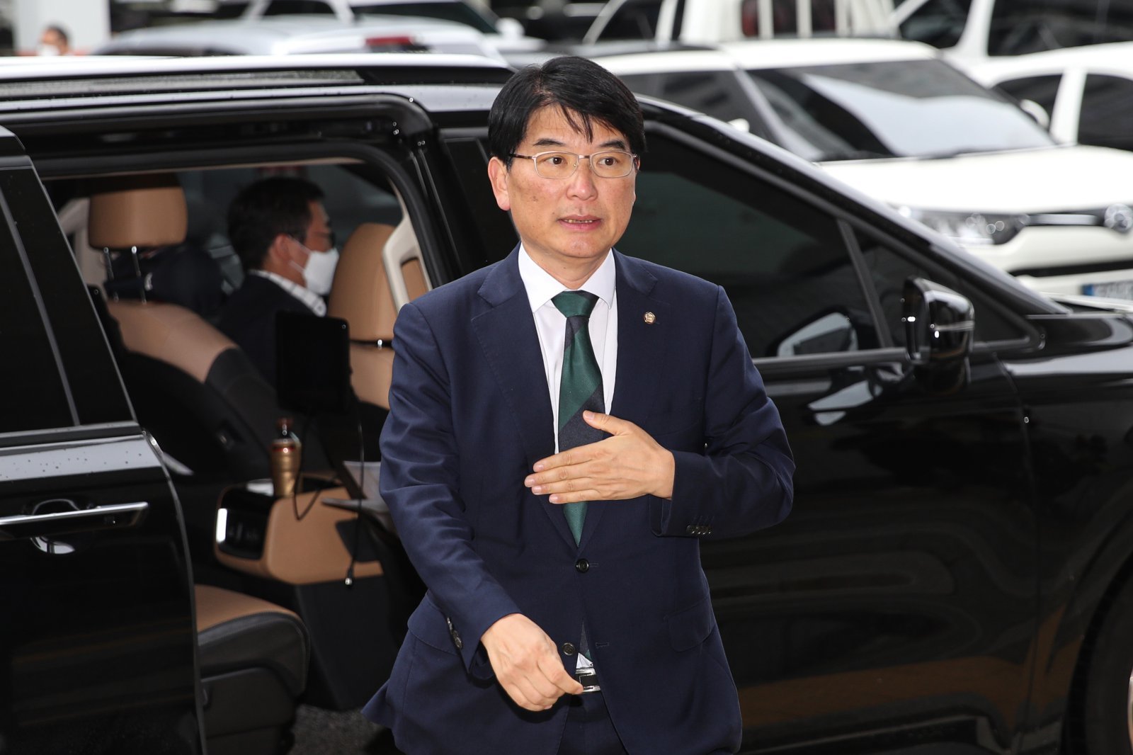 ‘보좌진 성추행 혐의’ 박완주 무소속 의원이 30일 서울 양천구 서울남부지방법원에서 열린 1차 공판에 출석하고 있다. (공동취재사진) 2023.08.30.