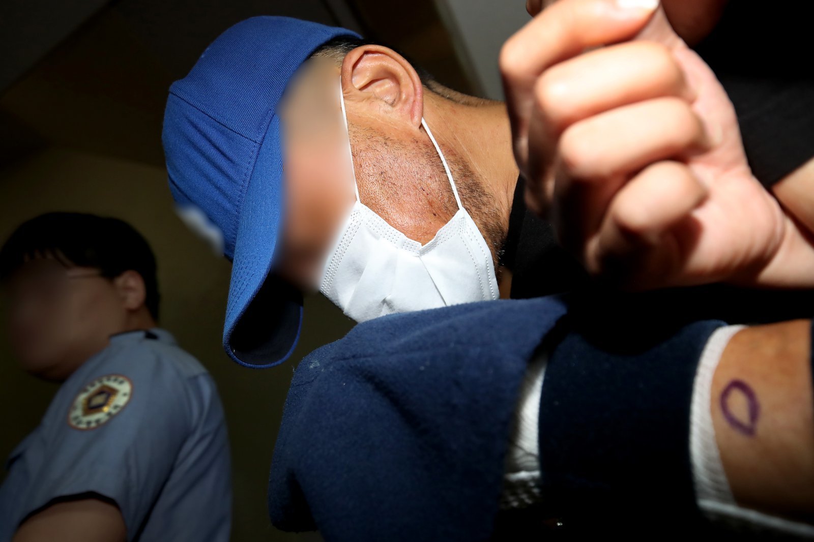 대구 달서구의 한 아파트에 침입해 스토킹하던 50대 여성을 흉기로 살해하고 도주한 혐의를 받는 피의자 윤정우가 16일 오후 대구지방법원 서부지원에 출석해 구속 전 피의자 심문(영장실질심사)을 마친 뒤 법원을 떠나고 있다. 2025.6.16/뉴스1