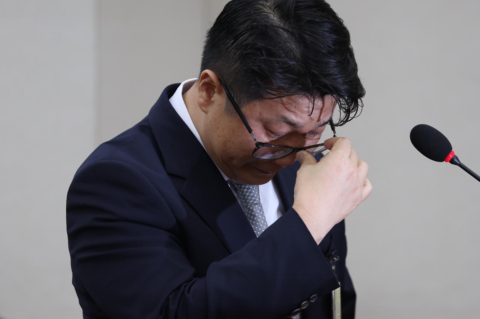 문지석 검사가 15일 오후 서울 여의도 국회 기후에너지환경노동위원회에서 열린 노동부 등에 대한 국정감사에서 참고인 출석해 답변 도중 눈물을 흘리고 있다. 2025.10.15. 뉴시스