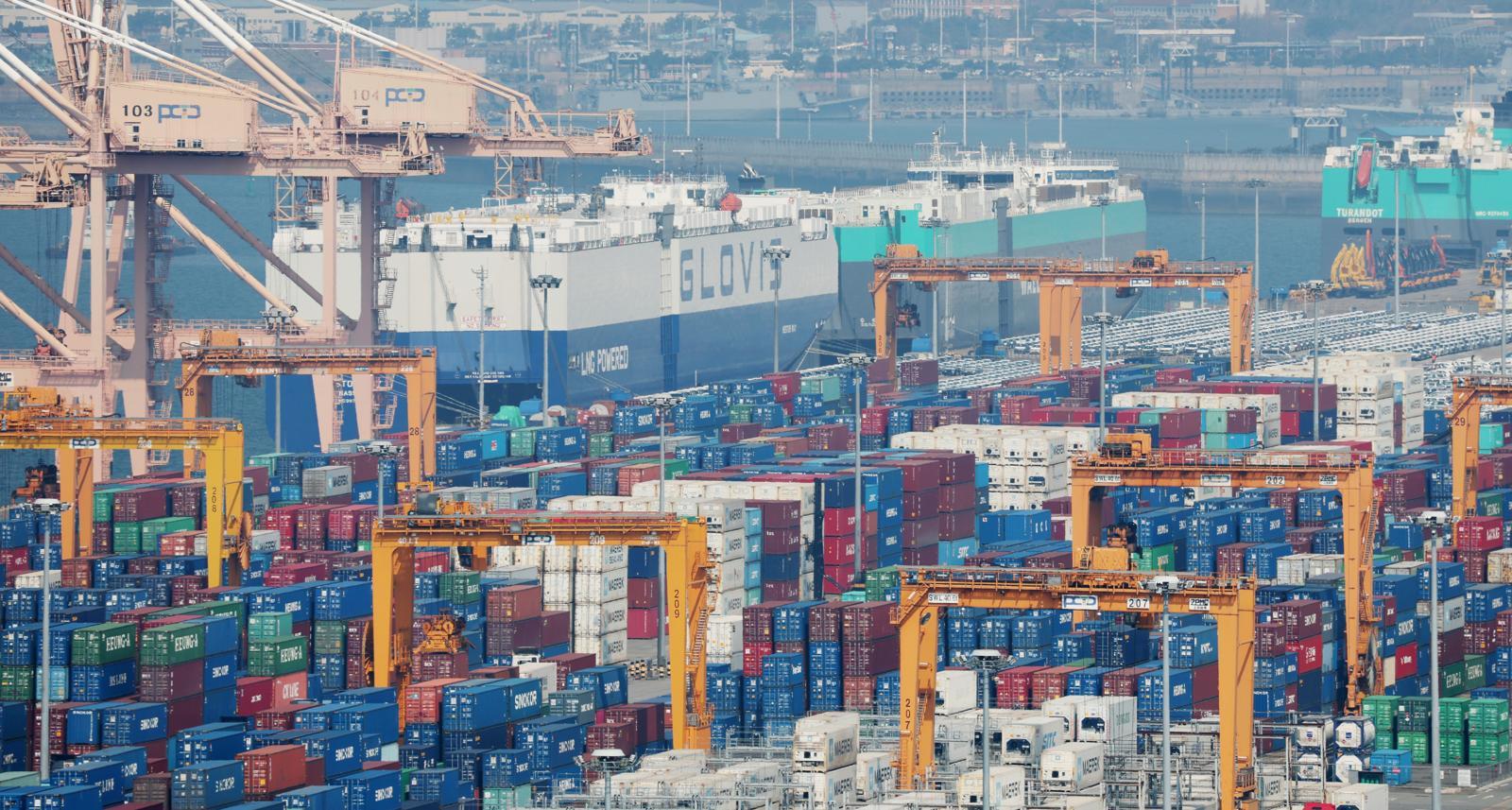 10일 경기 평택시 포승읍 평택항 수출 야적장에 컨테이너들이 쌓여있다.  2025.4.10/뉴스1