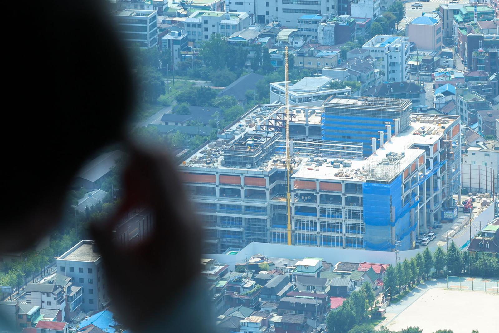 10일 서울 남산타워 전망대에서 바라본 건설현장 모습.   국토교통부와 고용노동부는 부실시공, 안전사고 및 임금체불의 주요 원인으로 지목되는 건설현장의 불법하도급을 근절하기 위해 관계기관 합동으로 오는 11일부터 9월 30일까지 50일간 단속한다고 밝혔다. 2025.08.10 [서울=뉴시스]