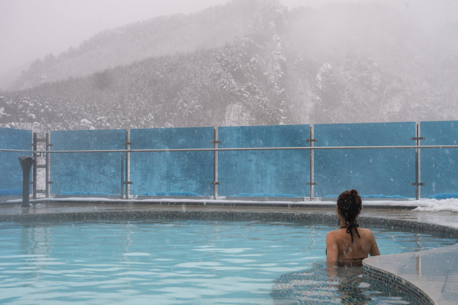 삼척 가곡 유황온천스파는 실내외에서 온천욕을 즐기며 멋진 설경을 감상할 수 있다. 삼척시 제공