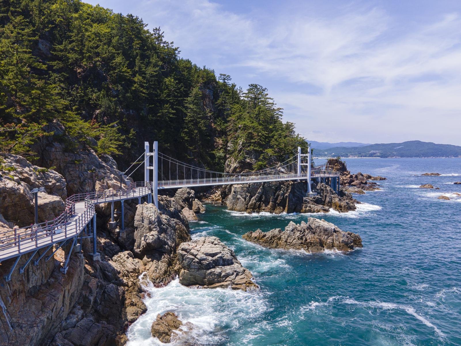삼척시 근덕면의 초곡 용굴촛대바위길.
