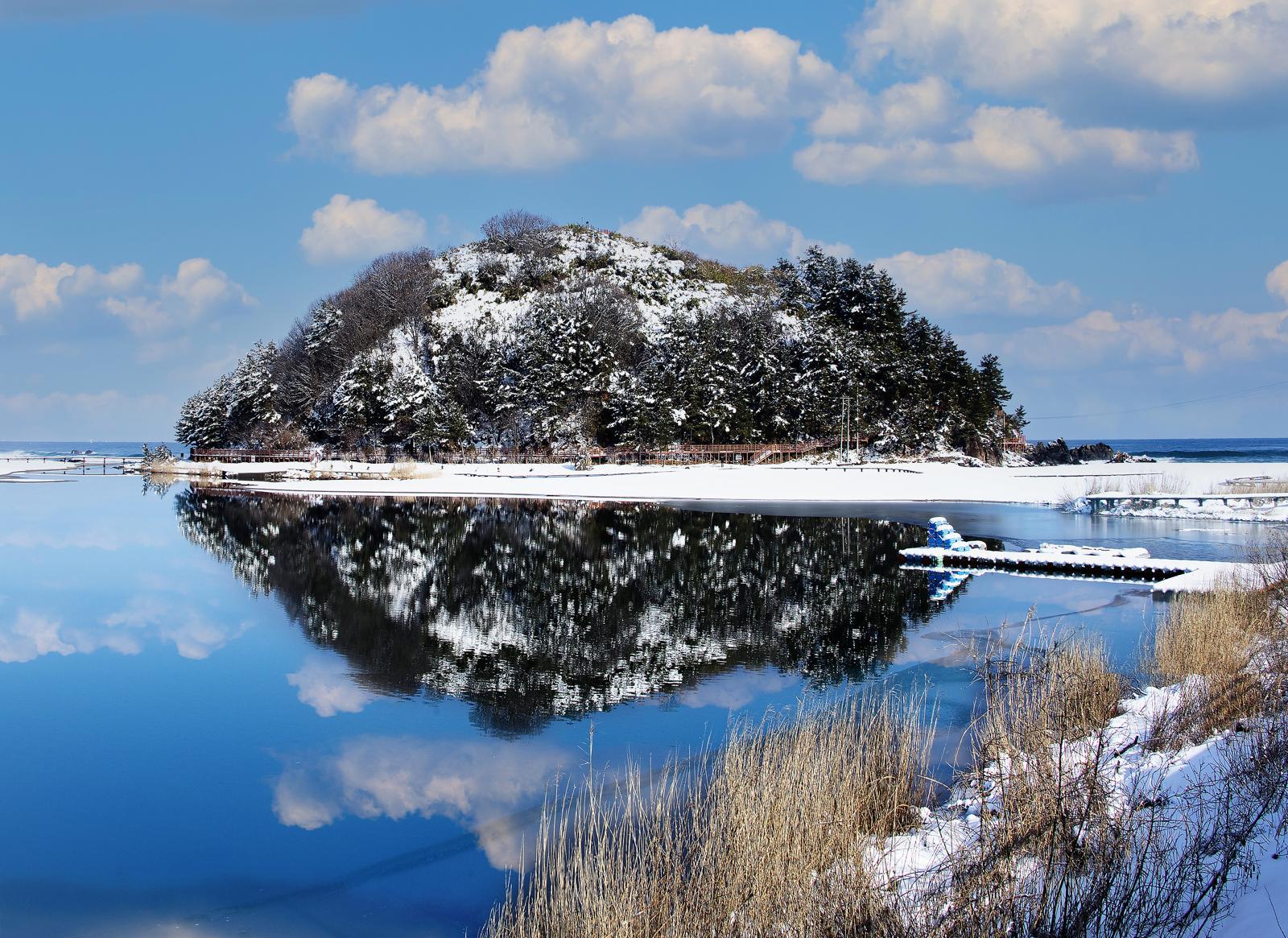 삼척시 근덕면의 덕봉산.
