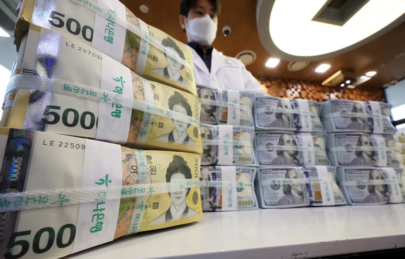 10월 원화의 실질 가치가 글로벌 금융위기 이후 가장 낮은 수준으로 떨어졌다. 2025.11.25 뉴스1