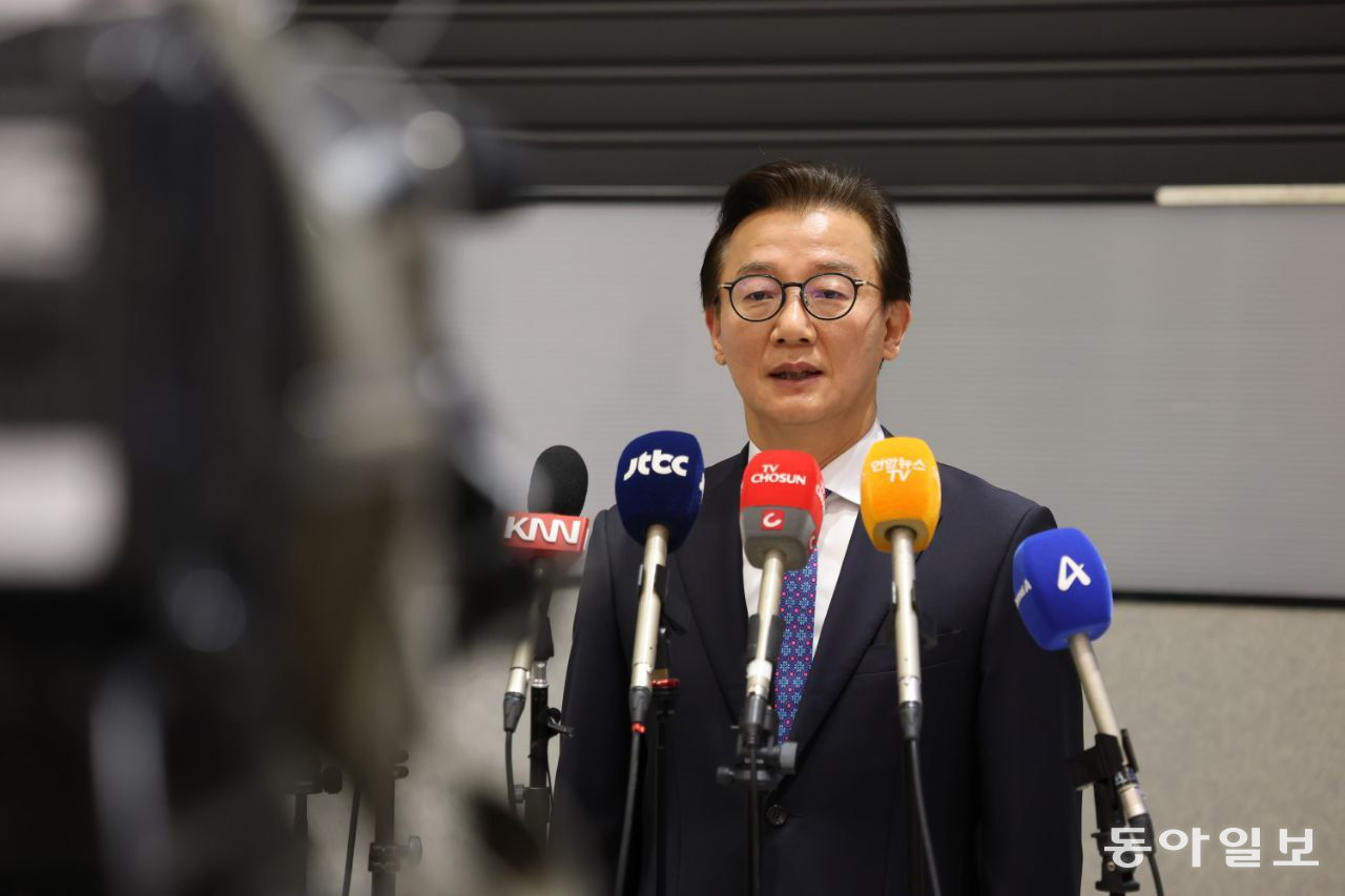 전재수 해양수산부 장관이 11일 오전 미국에서 귀국한 뒤 인천공항에서 기자들의 질문에 답하고 있다. 인천=이한결 기자 always@donga.com