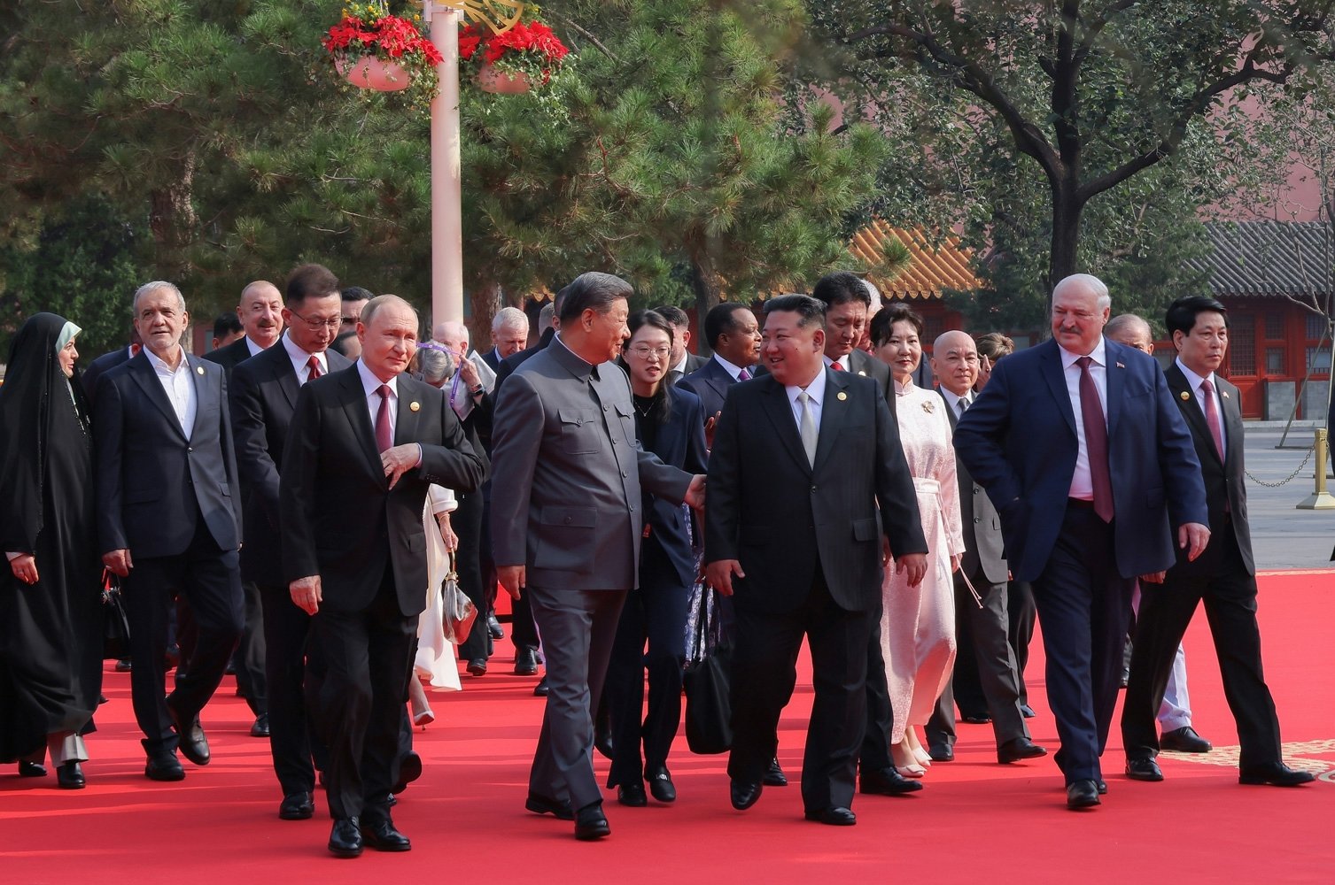 지난 9월 3일 김정은 당 총비서가 중국인민항일전쟁 및 세계반파쇼전쟁승리(전승절) 80돌(주년) 기념행사에 참석해 시진핑 국가주석, 블라디미르 푸틴 러시아 대통령과 나란히 걷고 있다. (평양 노동신문=뉴스1)