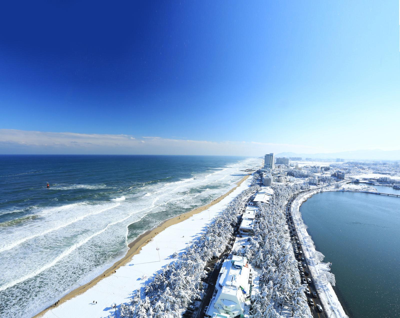 강릉 경포해변과 경포호의 설경. 경포해변은 동해안의 대표 해맞이 명소다. 강릉시 제공