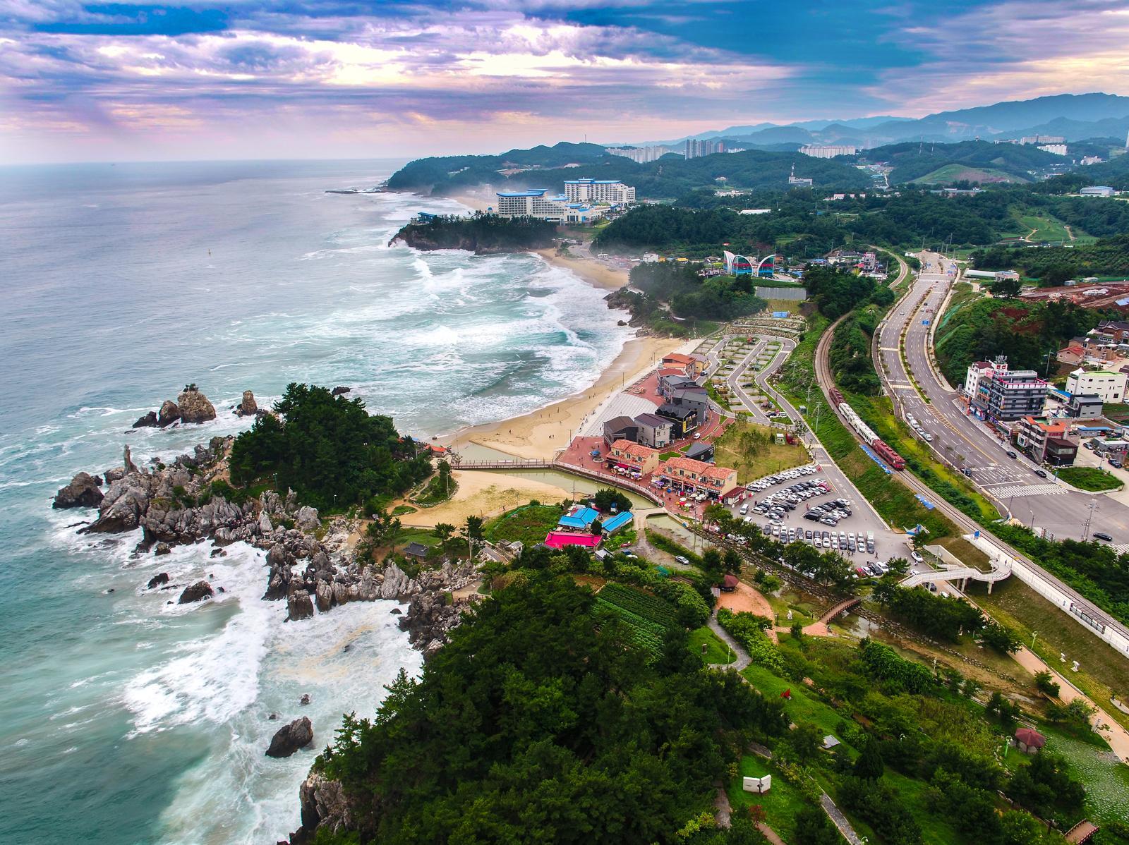 동해시 추암해변과 추암오토캠핑장. 동해시 제공