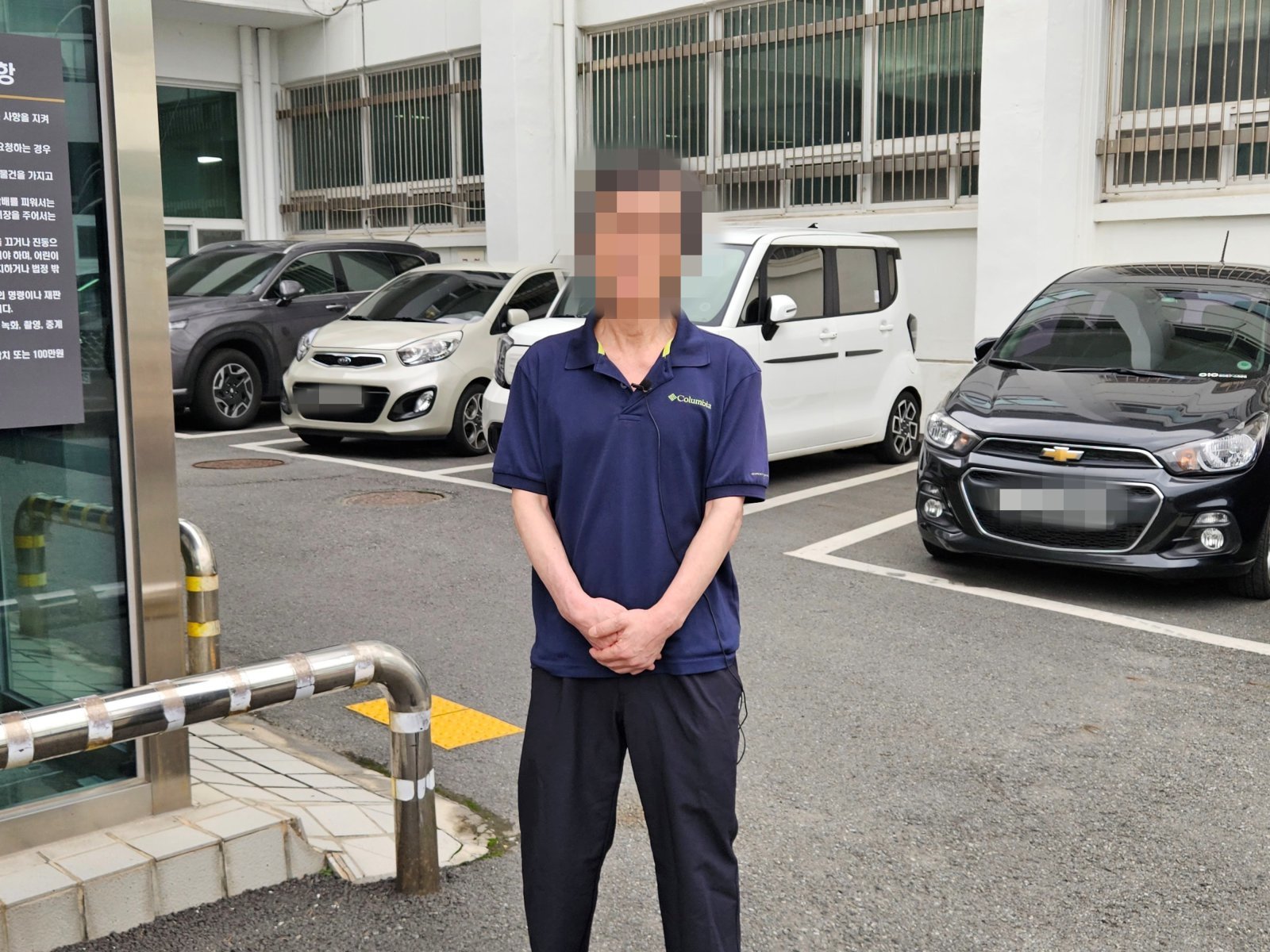 장기 미제사건인 ‘2004년 강원 영월 영농조합 간사 살인사건’의 범인으로 1심에서 무기징역을 선고받은 뒤 항소심에서 무죄로 뒤집혀 풀려난 A 씨(60)가 기자들과 만나 소감을 밝히고 있다.2025.9.16 뉴스1