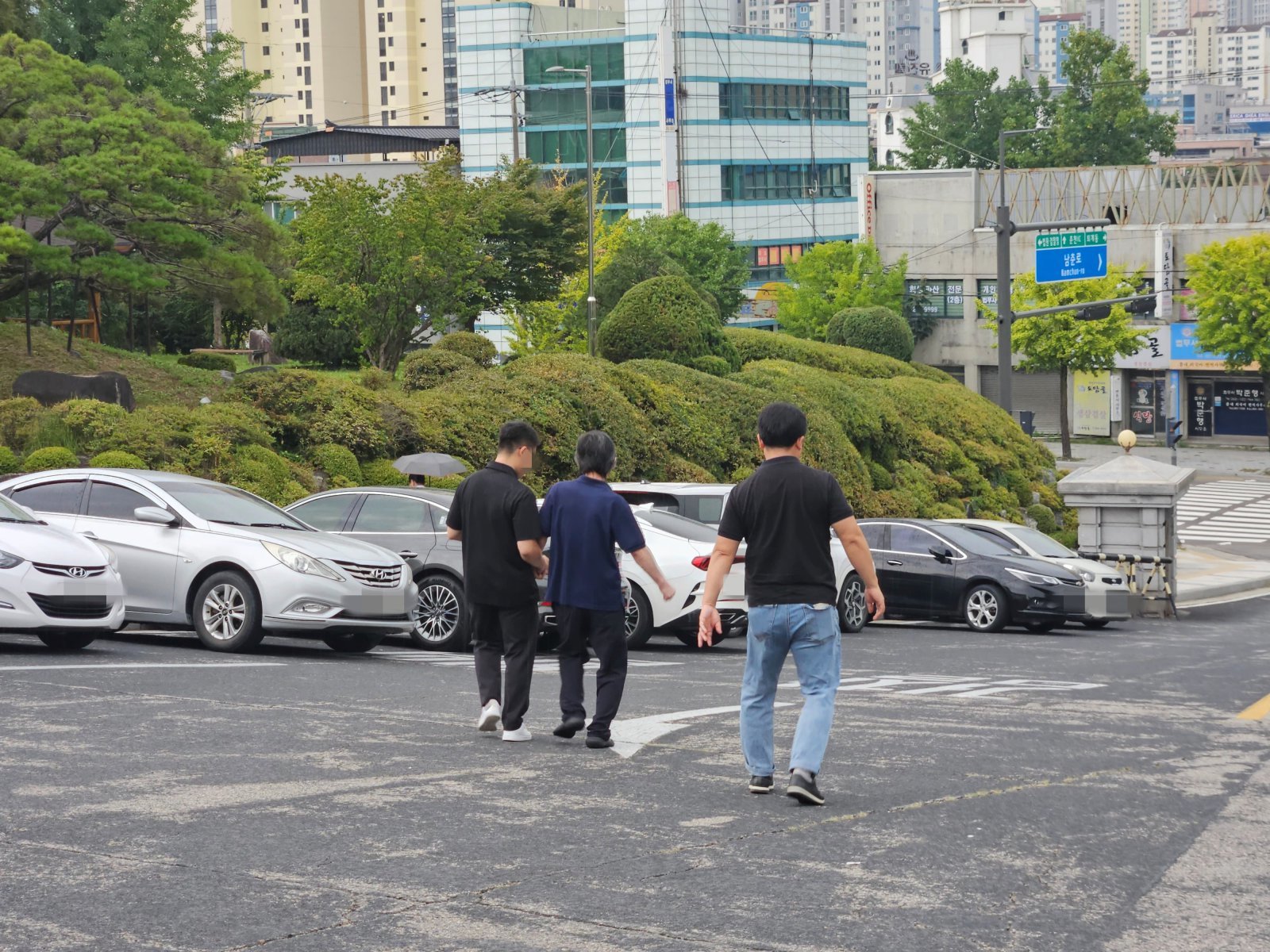 장기 미제사건인 ‘2004년 강원 영월 영농조합 간사 살인사건’의 범인으로 1심에서 무기징역을 선고받은 뒤 항소심에서 무죄로 뒤집혀 풀려난 A 씨(60)가 가족들과 법정을 떠나고 있다.2025.9.16 뉴스1