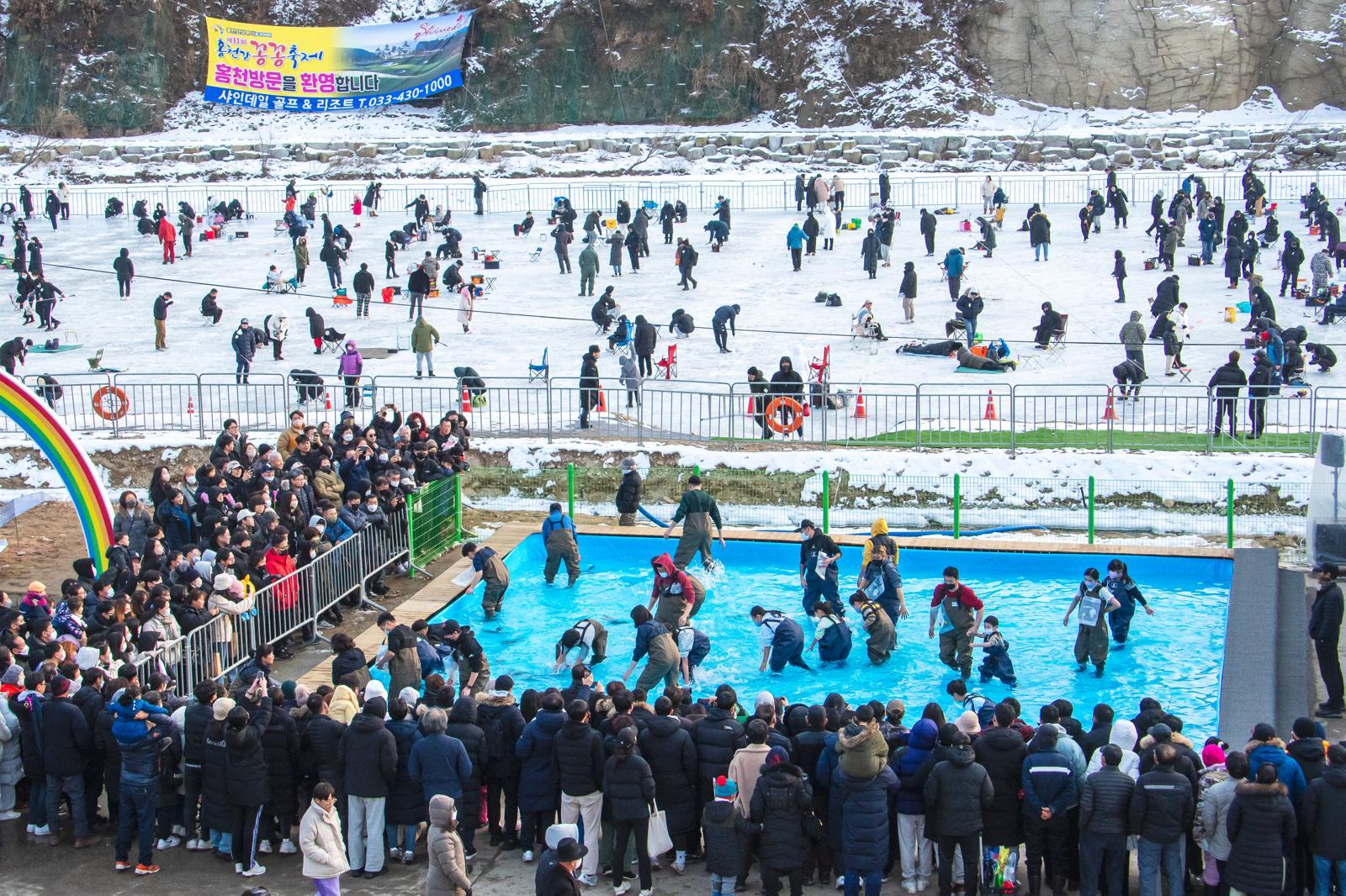 ‘홍천강 꽁꽁축제’가 내년 1월 9∼25일 열려 겨울 여행객들에게 즐거운 추억을 선사할 예정이다. 사진은 과거 축제 모습. 홍천군 제공