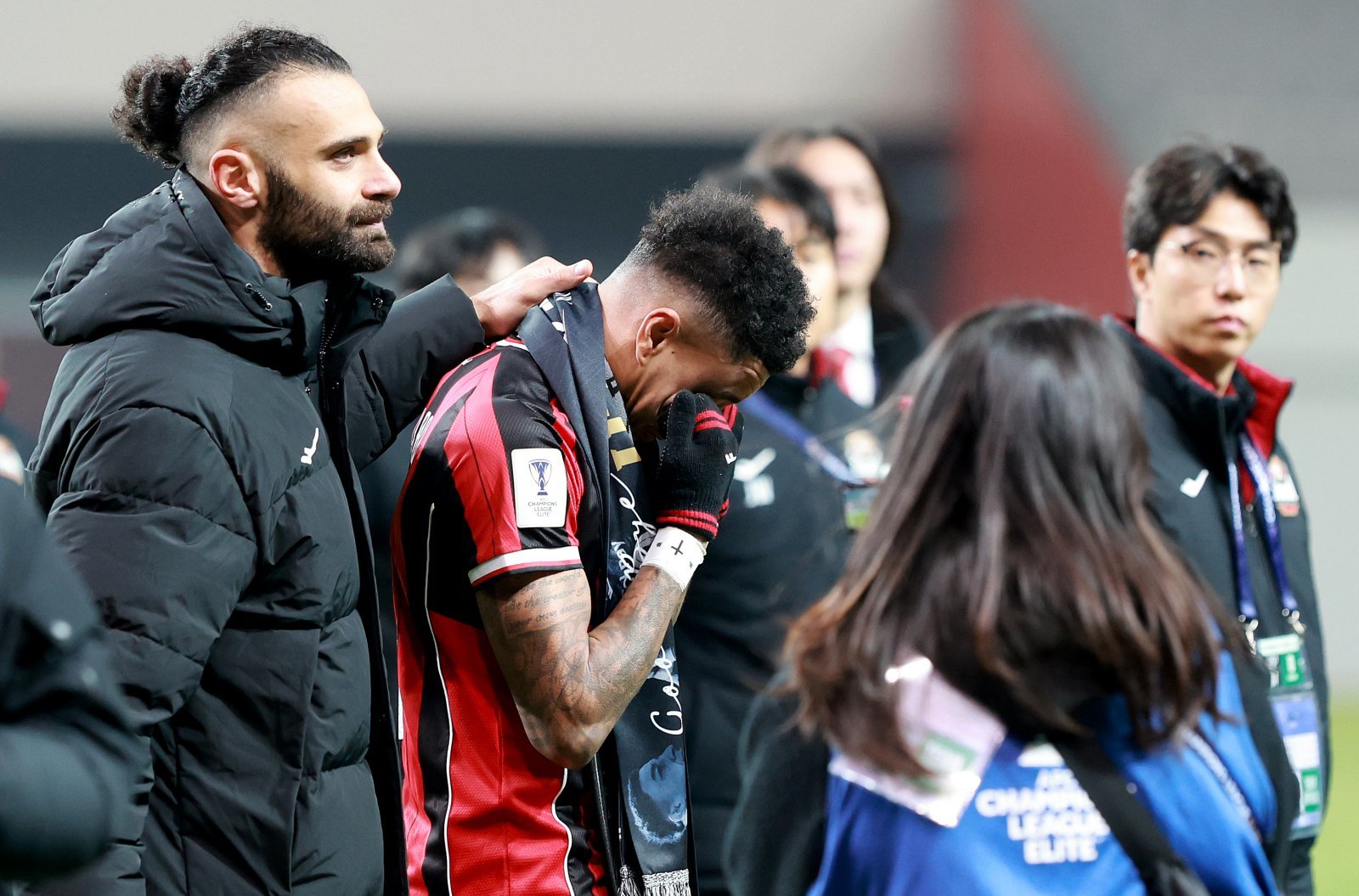 10일 서울 마포구 월드컵로 서울월드컵경기장에서 열린 2025~2026시즌 아시아축구연맹(AFC) 챔피언스리그 엘리트(ACLE) 리그 스테이지 6차전 FC서울과 멜버른 시티 경기 종료 후 진행된 환송행사에서 린가드가 눈물을 훔치고 있다. 2025.12.10 뉴스1